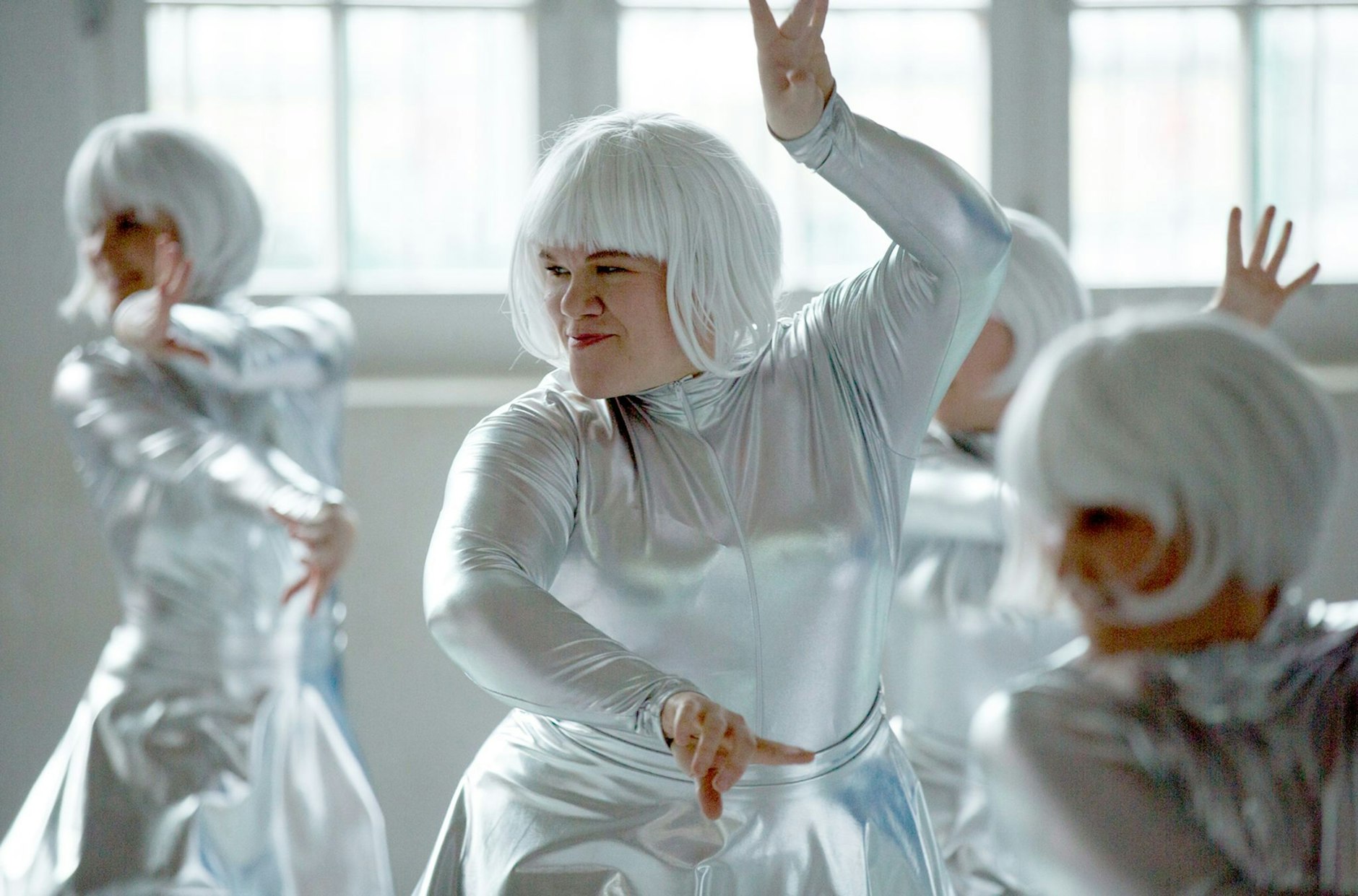 ARD/rbb POLIZEIRUF 110: COTTBUS KOPFLOS, am Sonntag (12.11.23) um 20:15 Uhr im ERSTEN.
Im Vorfeld zum Cottbuser Karneval wird der Pole Jurek Bukol, ein Motivwagen-Bauer, unter mysteriösen Umständen tot in seiner Werkstatt aufgefunden. Kriminalkommissar Vincent Ross wird von seiner Cottbuser Kollegin Alexandra Luschke informiert. Gemeinsam mit Karl Rogov, der aus dem Revier in Swiecko unterstützt, übernehmen sie die weiteren Ermittlungen. - Die Cottbusser Kriminalkommissarin Alexandra Luschke (Gisa Flake, Mitte) probt mit ihrer Tanzgruppe (Jazzy Diamonds Cottbus) für den Auftritt beim Cottbusser Karnevalsumzug.
© , honorarfrei - Verwendung gemäß der AGB im engen inhaltlichen, redaktionellen Zusammenhang mit genannter rbb-Sendung bei Nennung "Bild: rbb/Volker Roloff" (S2+). rbb Presse & Information, Masurenallee 8-14, 14057 Berlin, Tel: 030/97 99 3-12118 oder -12116, pressefoto@rbb-online.de