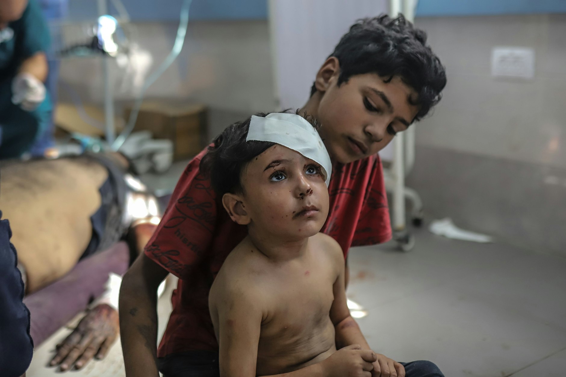 Palästinensische Kinder warten im Al-Schifa-Krankenhaus auf ihre Behandlung. Das Foto stammt vom 23. Oktober.
