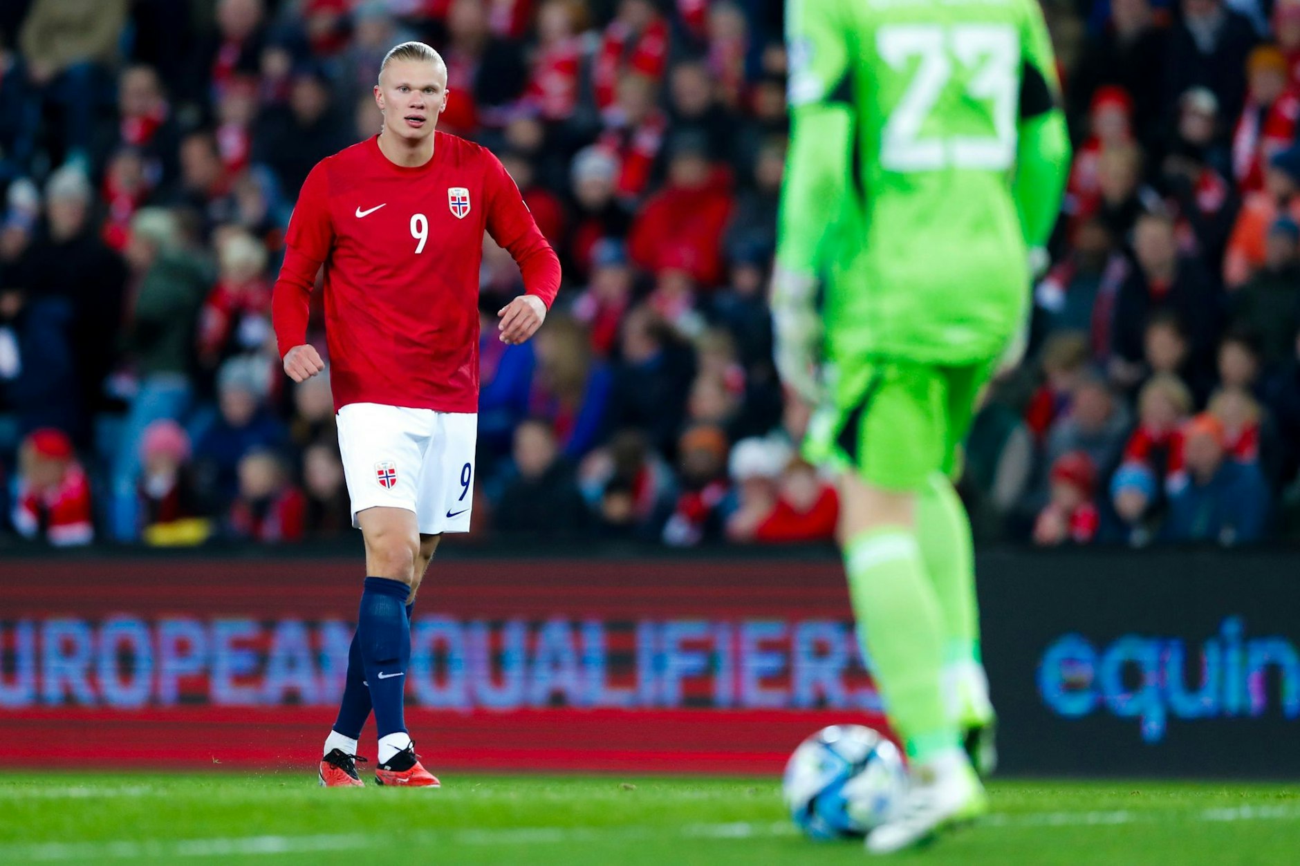 Erling Haaland und die Norweger müssen auf einen Platz in den Playoffs hoffen.   AP/dpa