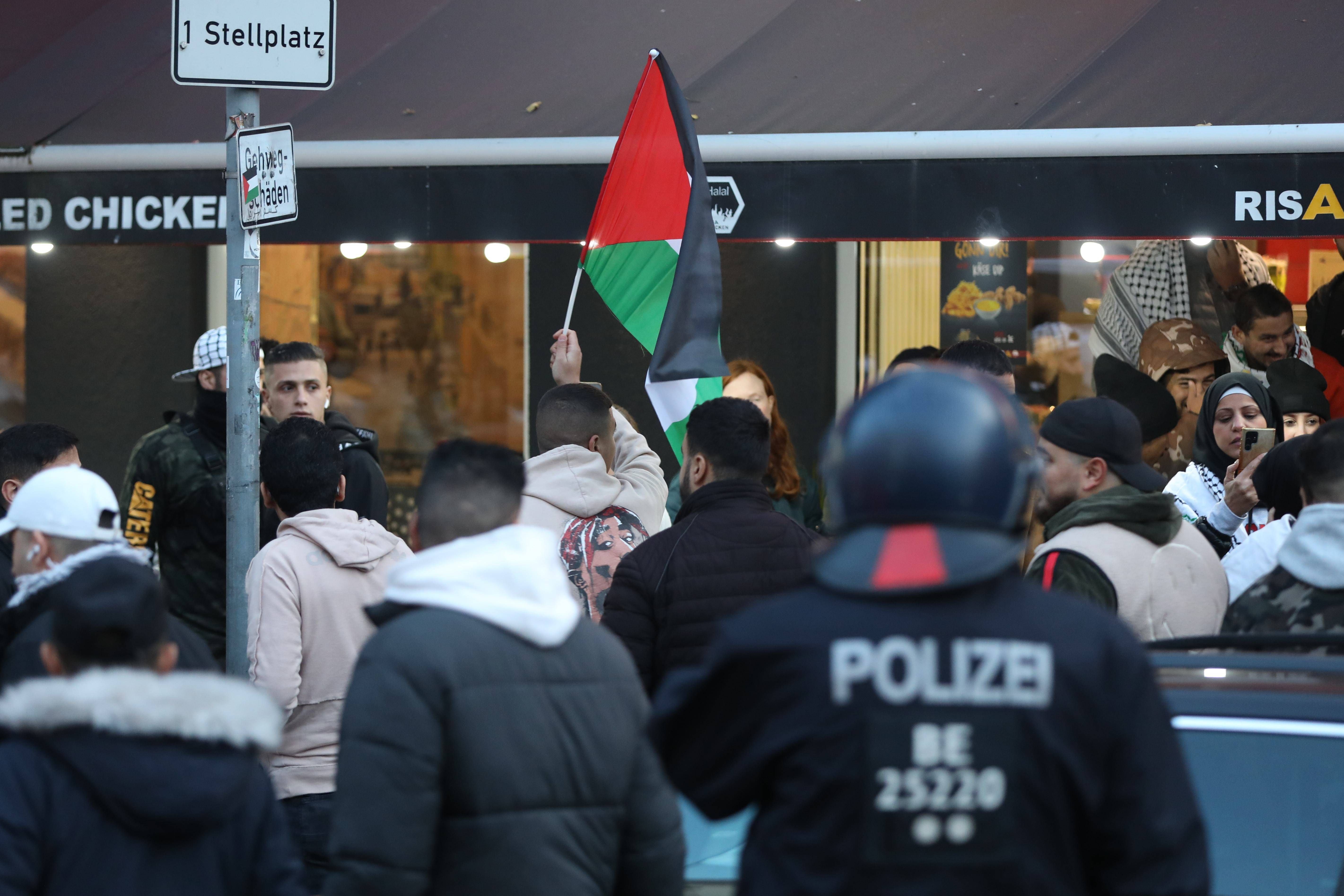 Unangemeldete Nahost-Demo in Neukölln: Berliner Polizei löst Versammlung auf