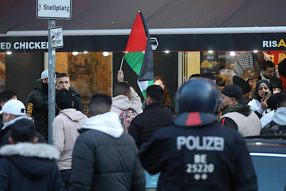 Demonstranten und Polizisten auf einer Pro-Palästina-Demo auf der Sonnenallee.&nbsp;
