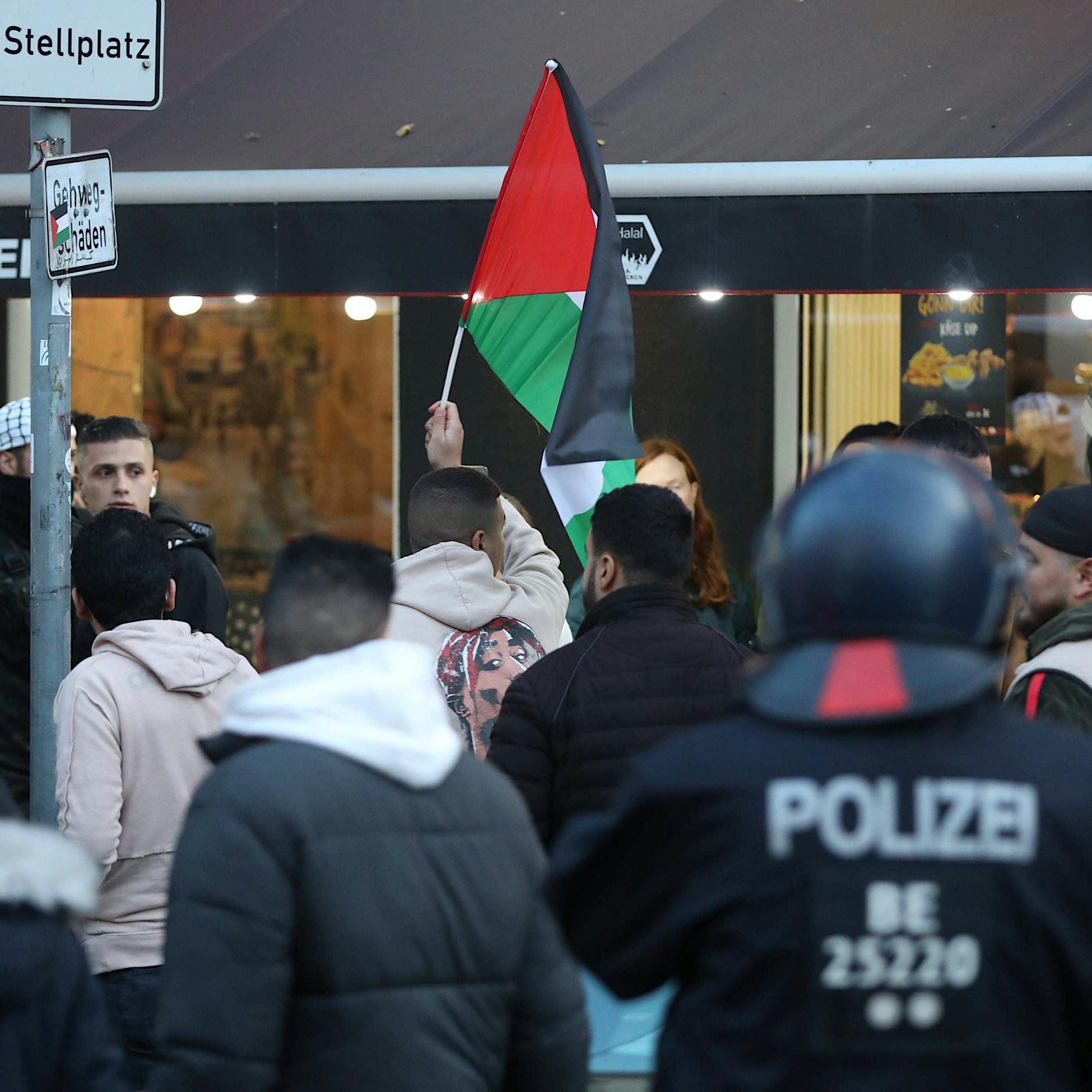 Unangemeldete Nahost-Demo in Neukölln: Berliner Polizei löst Versammlung auf