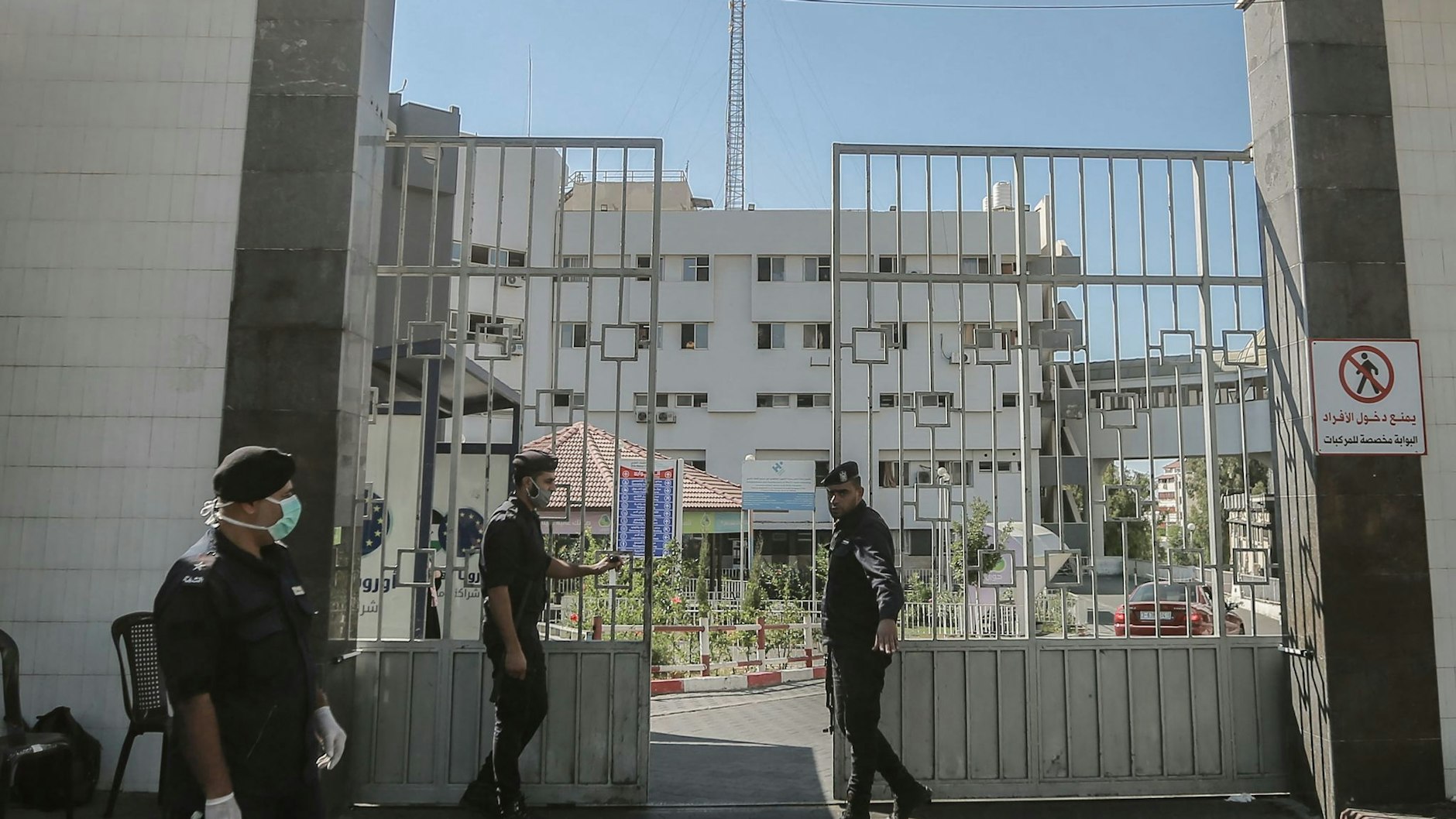 Mitglieder der radikalislamischen Hamas bewachen die Tore des Al-Schifa-Krankenhaus. Das Foto wurde 20220 aufgenommen.