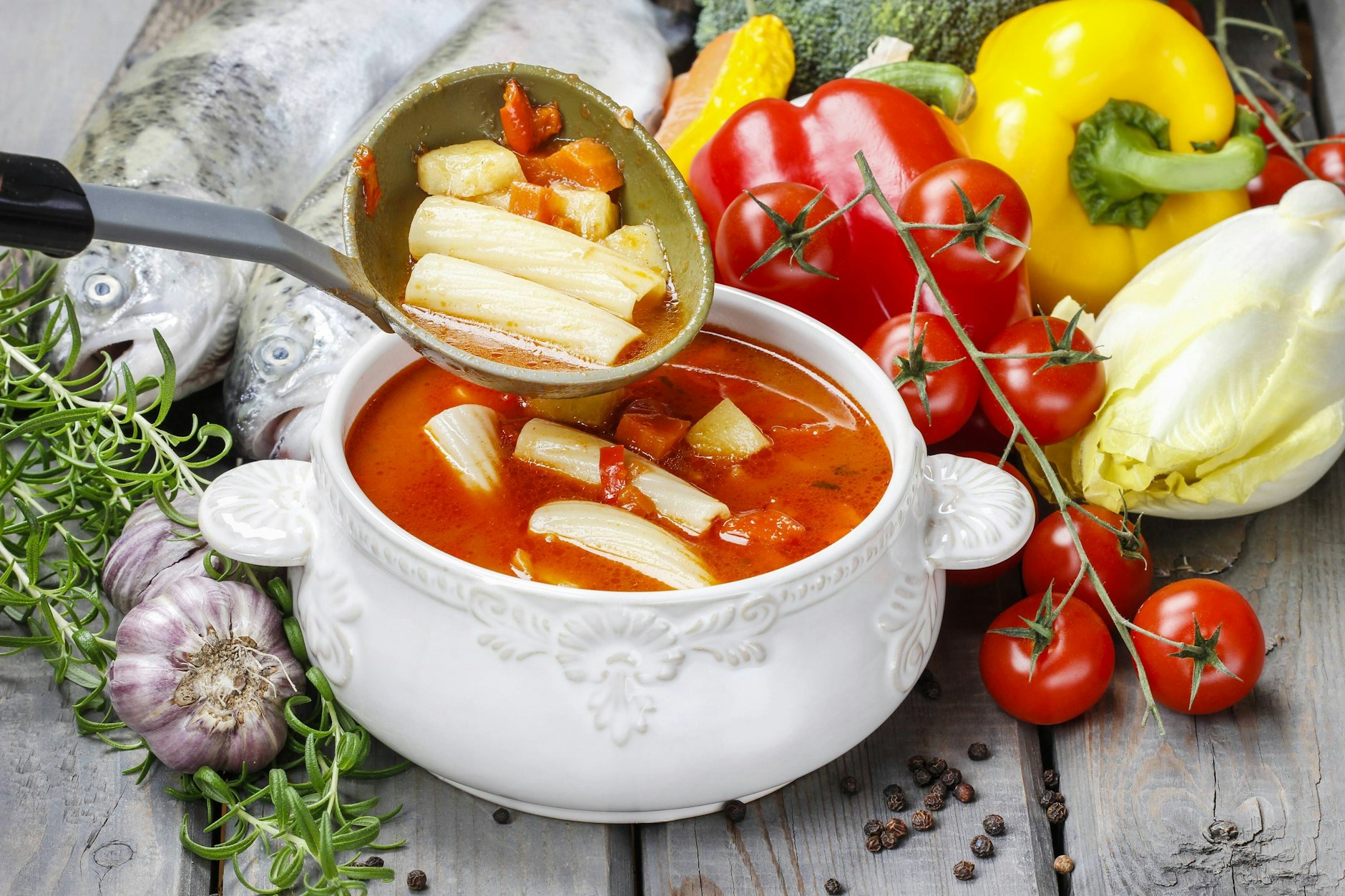 Leckere Tomatensuppe mit Nudeln: Dieses Rezept ist perfekt für den Winter und schmeckt der ganzen Familie.