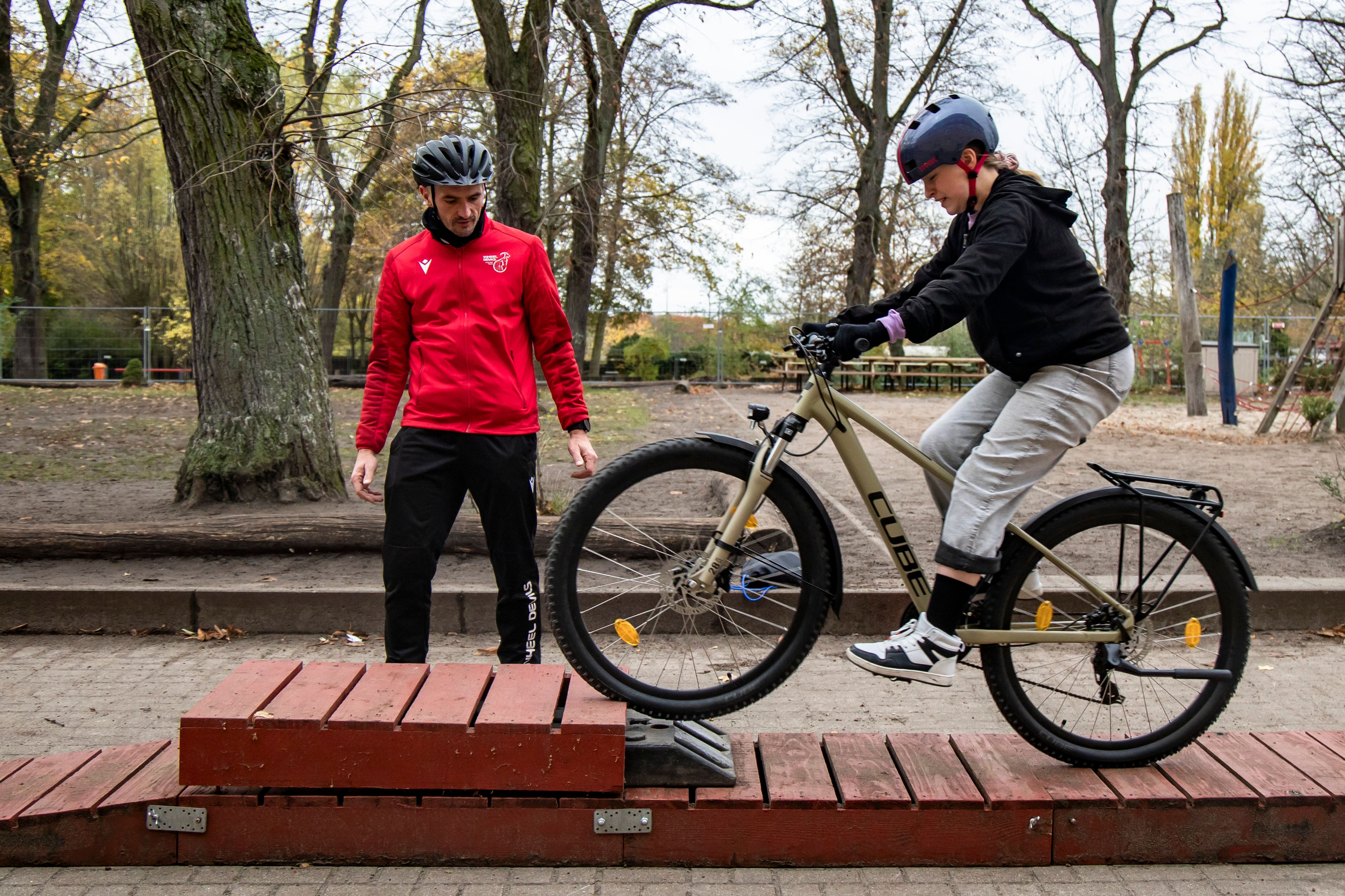 So wichtig: Diese Pioniere bringen das Radfahren an Berliner Schulen!