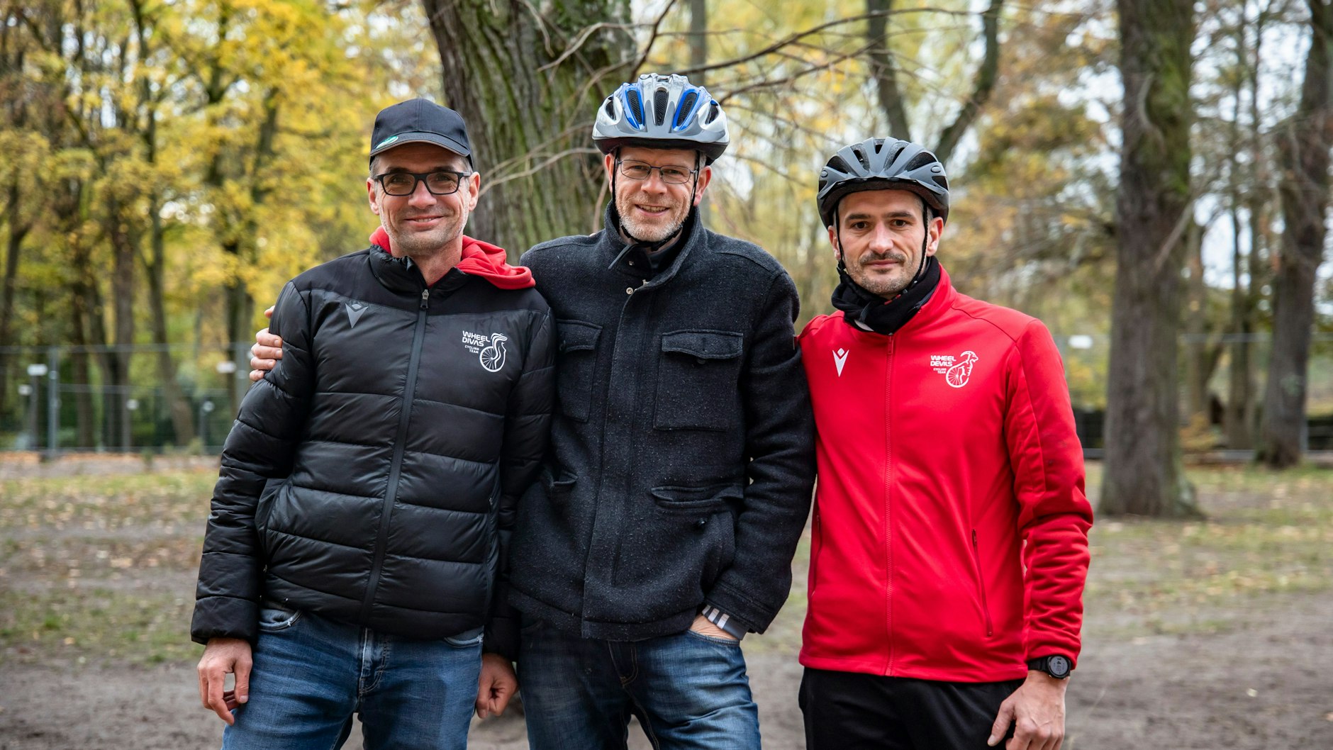 Hans-Günter Päske (l.) von Wheel Divas, Sportlehrer Arnë Boetius (M.) und Ronny Grähn-Böttcher (r.) ebenfalls von Wheel Divas.