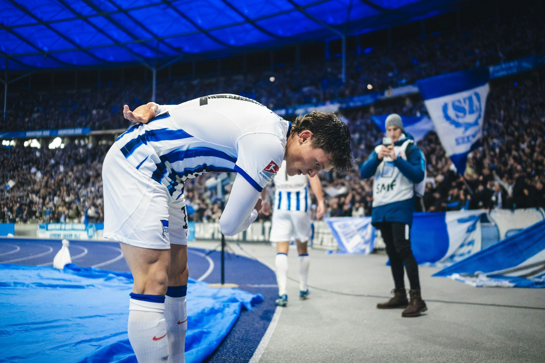 Ein Torjubel für das Herz! Fabian Reese verbeugt sich in der Ostkurve vor den Fans von Hertha BSC.