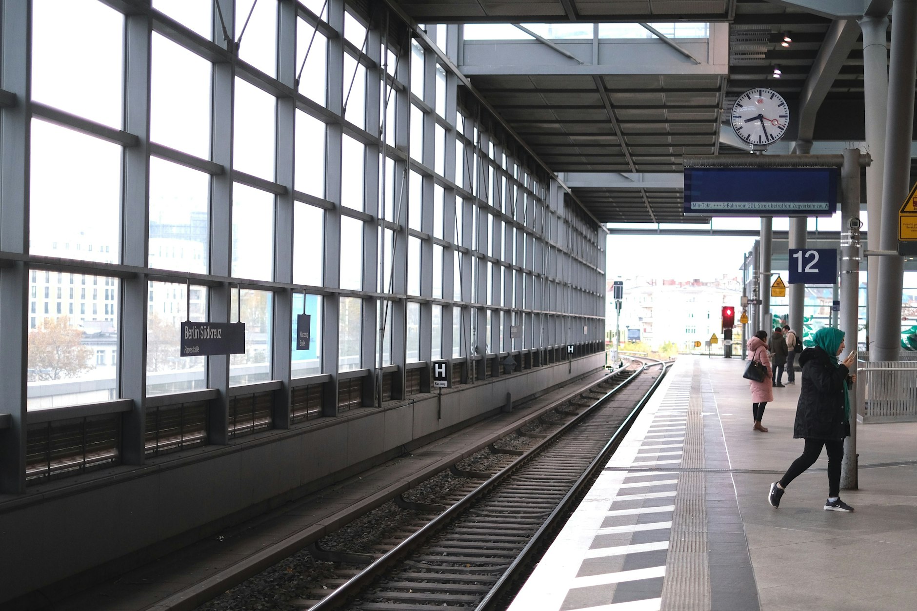 Der Bahnsteig am Bahnhof Südkreuz ist leer. In Berlin werden die S-Bahnen bestreikt.