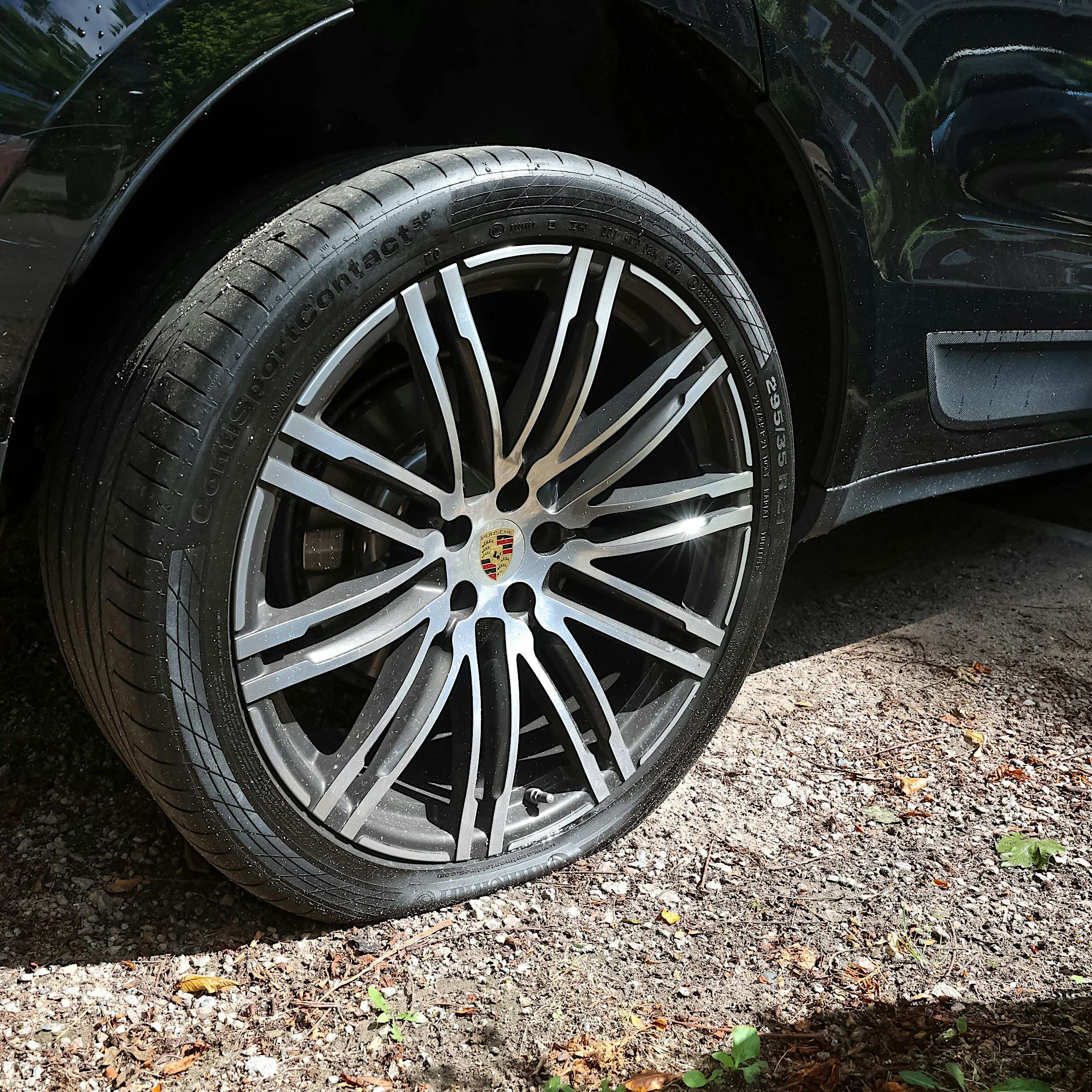 The Tyre Extinguishers: Aktivisten lassen Luft aus SUV-Reifen in Zehlendorf