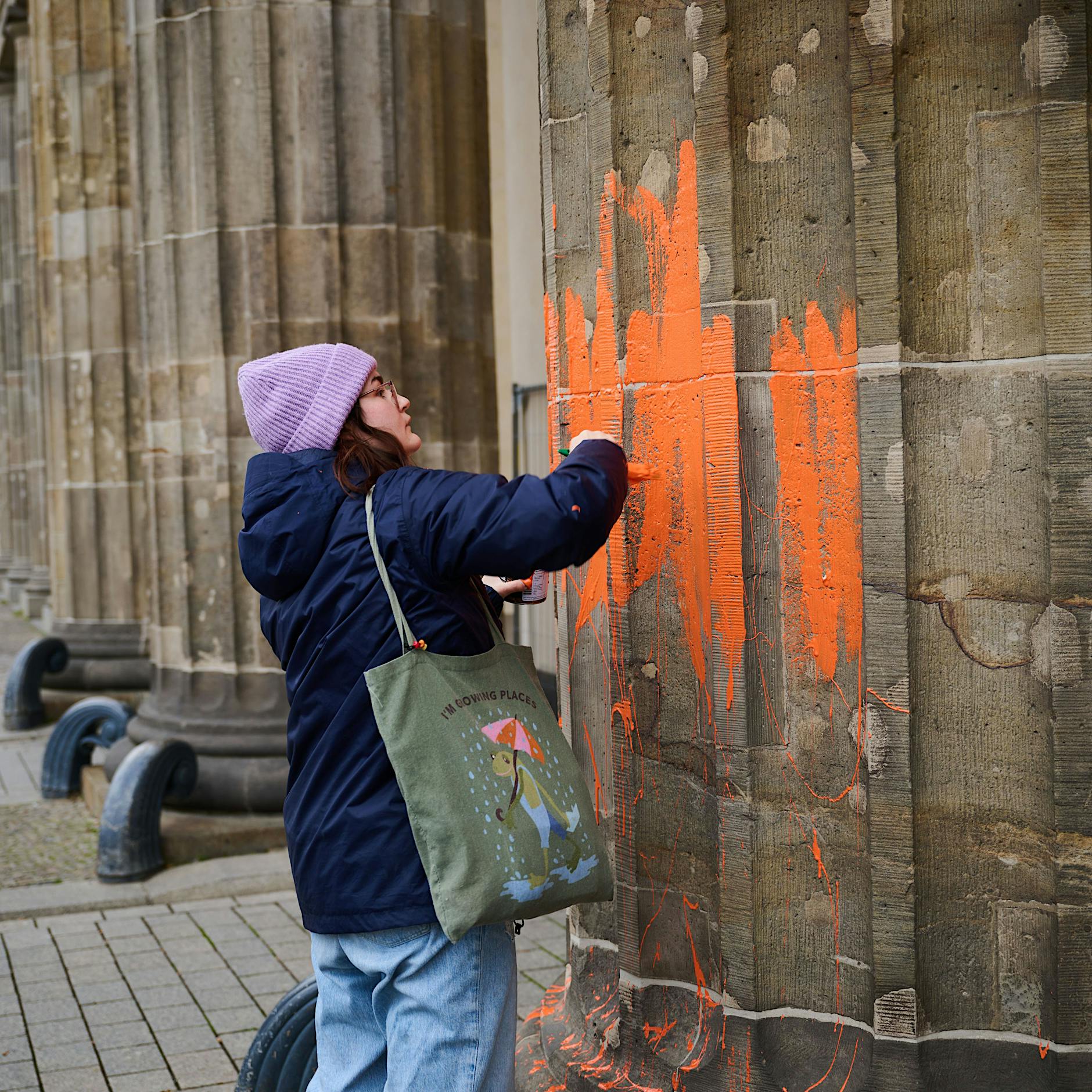 Letzte Generation: Klimaaktivistinnen beschmieren erneut Brandenburger Tor in Berlin mit oranger Farbe
