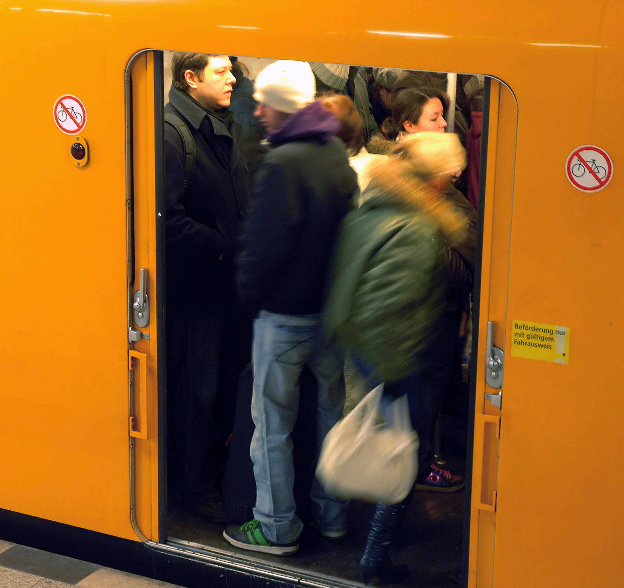 Berliner sauer: Auch Bus und U-Bahn durch GDL-Streik total überfüllt