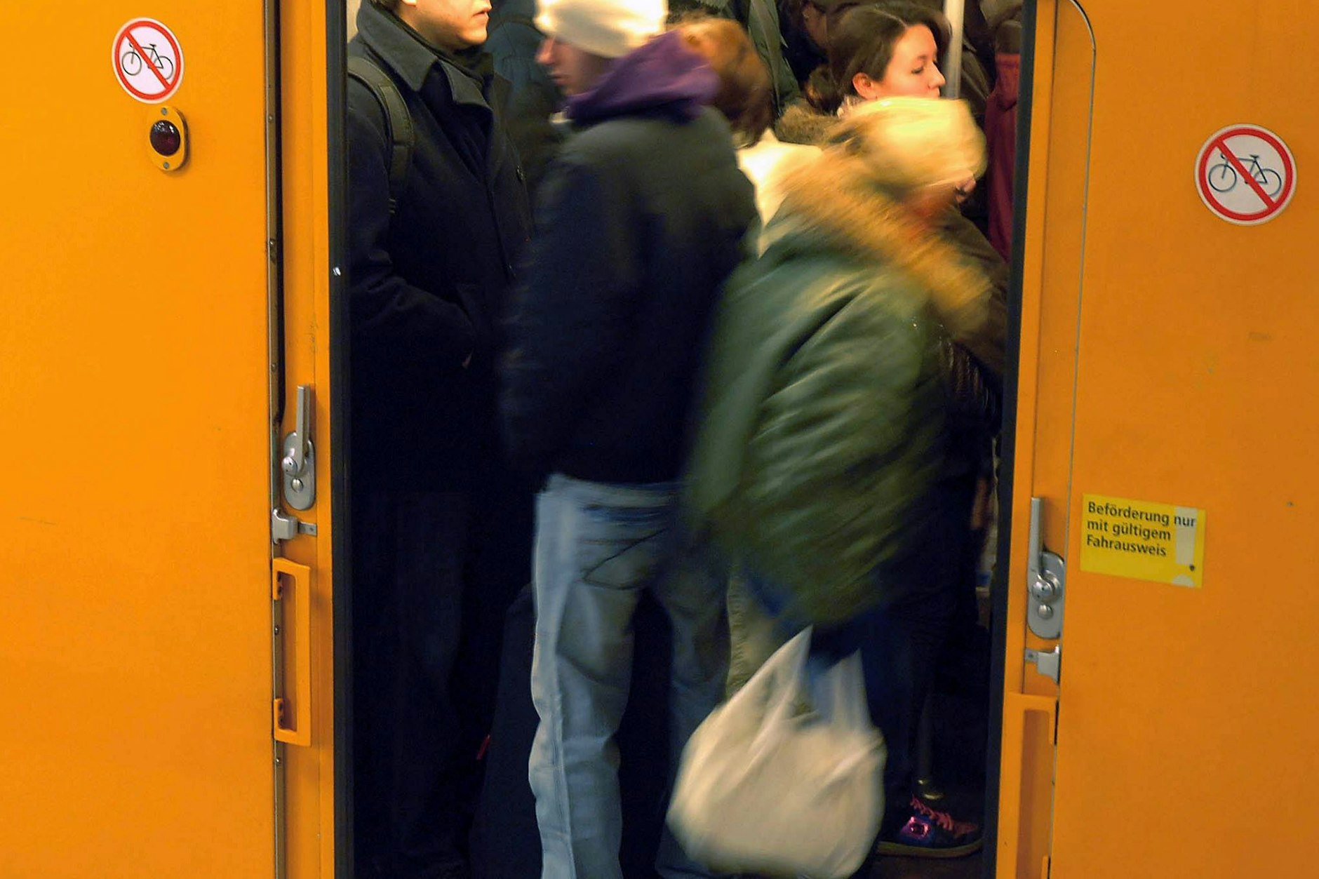 So sehen am Donnerstag viele U-Bahnen in Berlin aus. Aufgrund des Bahn-Streiks ist auch das BVG-Netz überlastet.