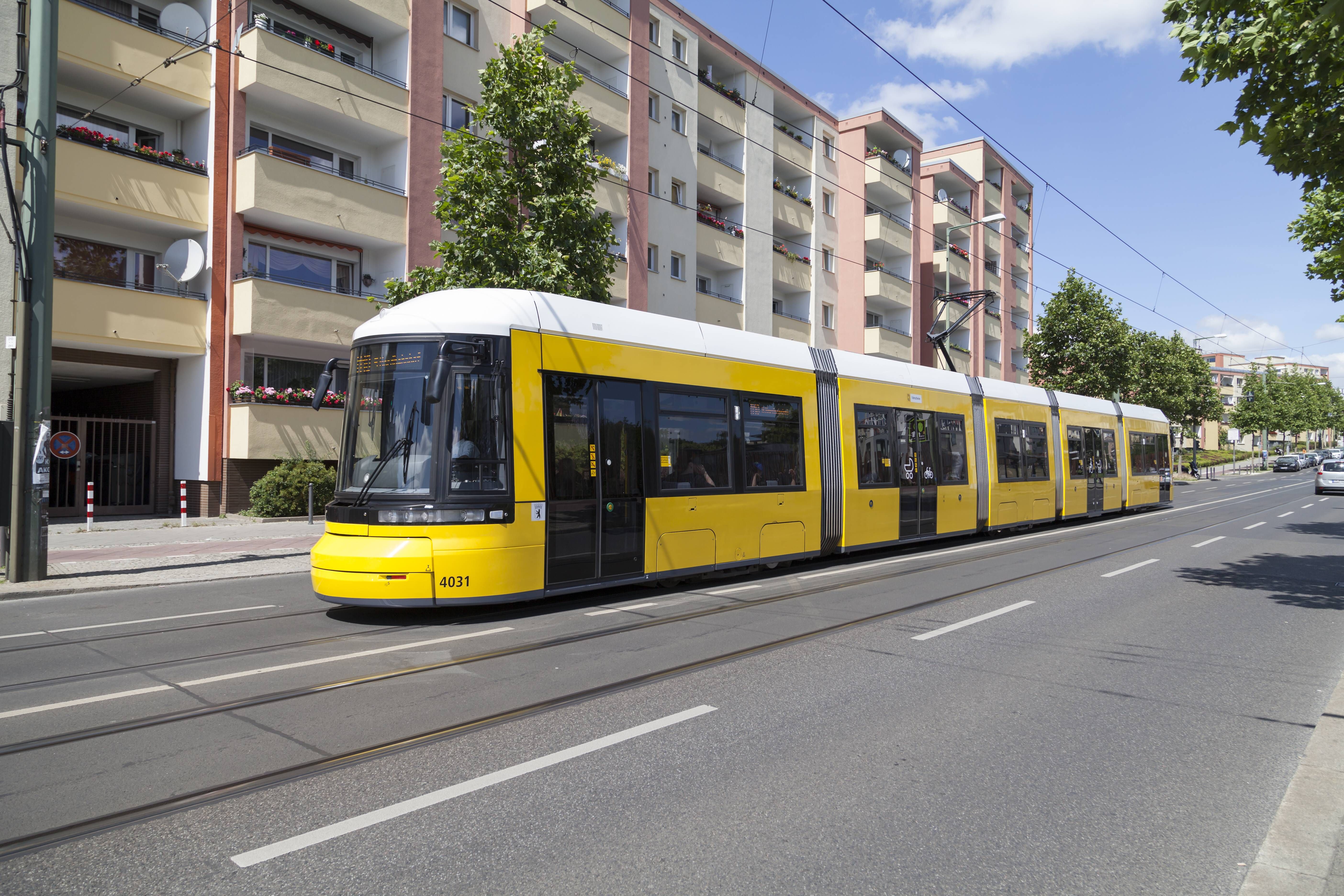Unfall in Mitte: Frau steigt zu früh aus der Tram und wird von Bus erfasst