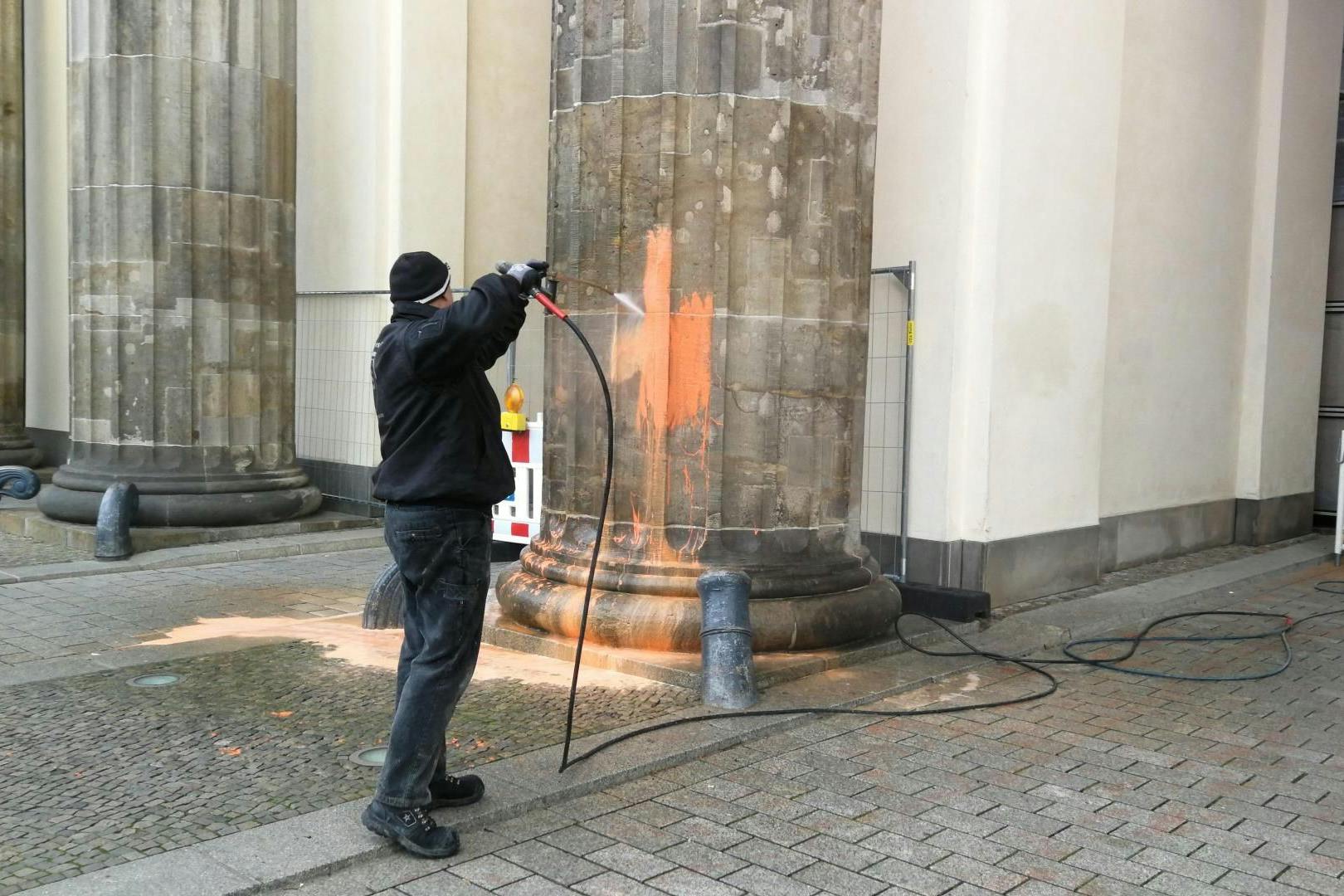 Das Brandenburger Tor wird umgehend gereinigt.