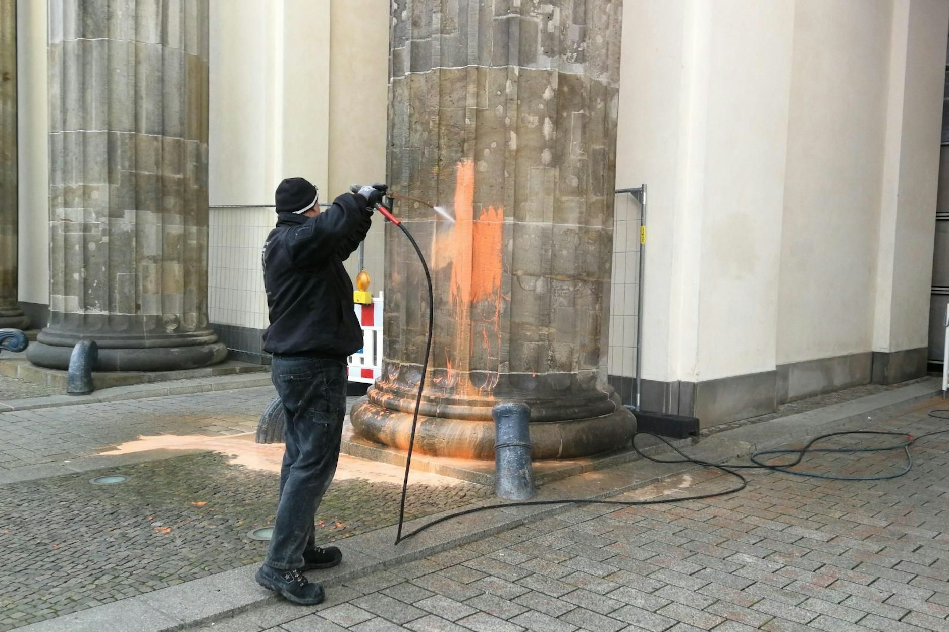 Das Brandenburger Tor wird umgehend gereinigt.