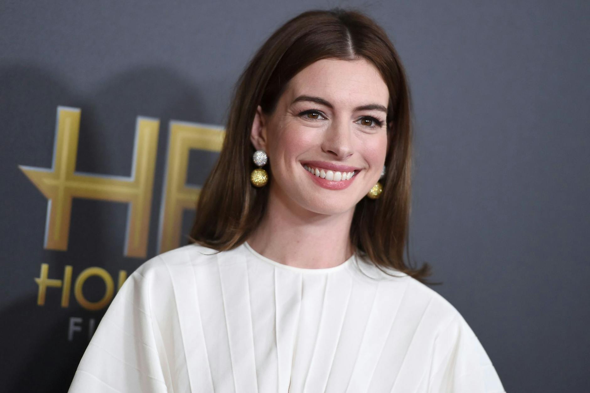 Anne Hathaway freut sich, dass sie auch mit 41 Jahren noch gute Rollen angeboten bekommt.
