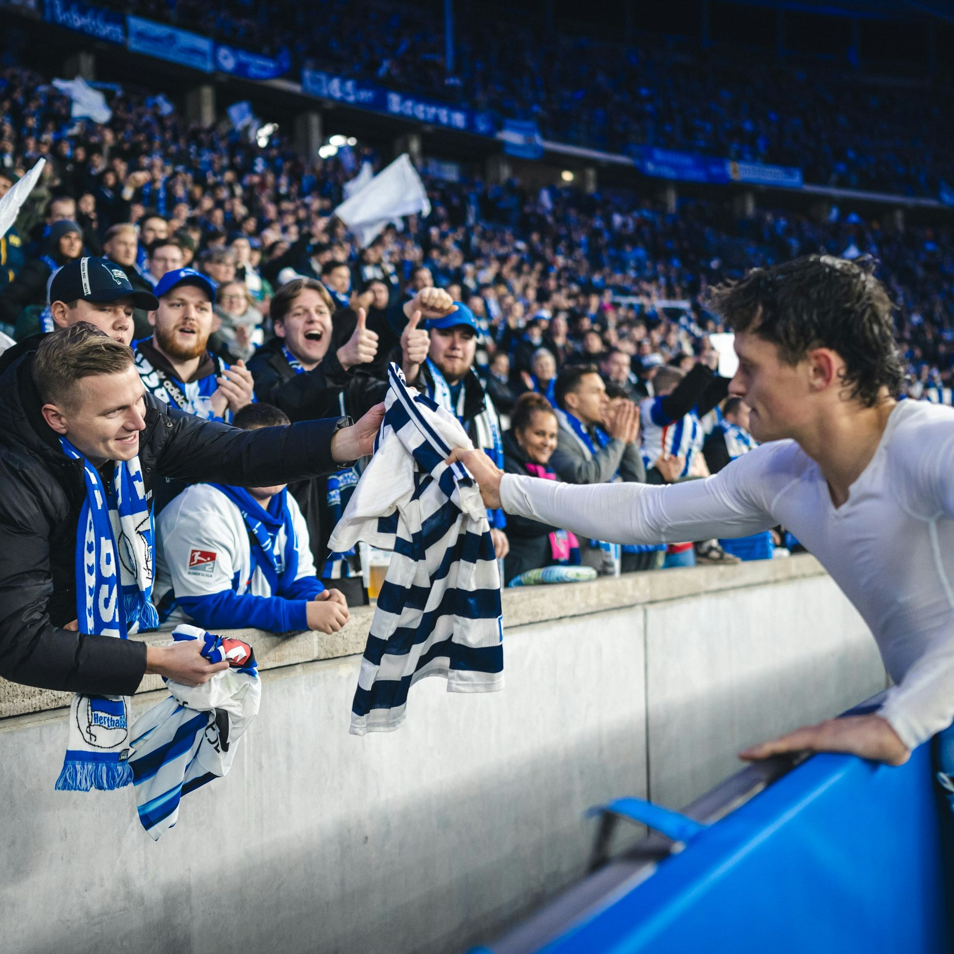 Flohmarkt-Fan Fabian Reese macht einen Topdeal nach dem Schlusspfiff und tauscht mit einem Anhänger sein Hemd gegen ein legendäres Hertha-Retro-Trikot.