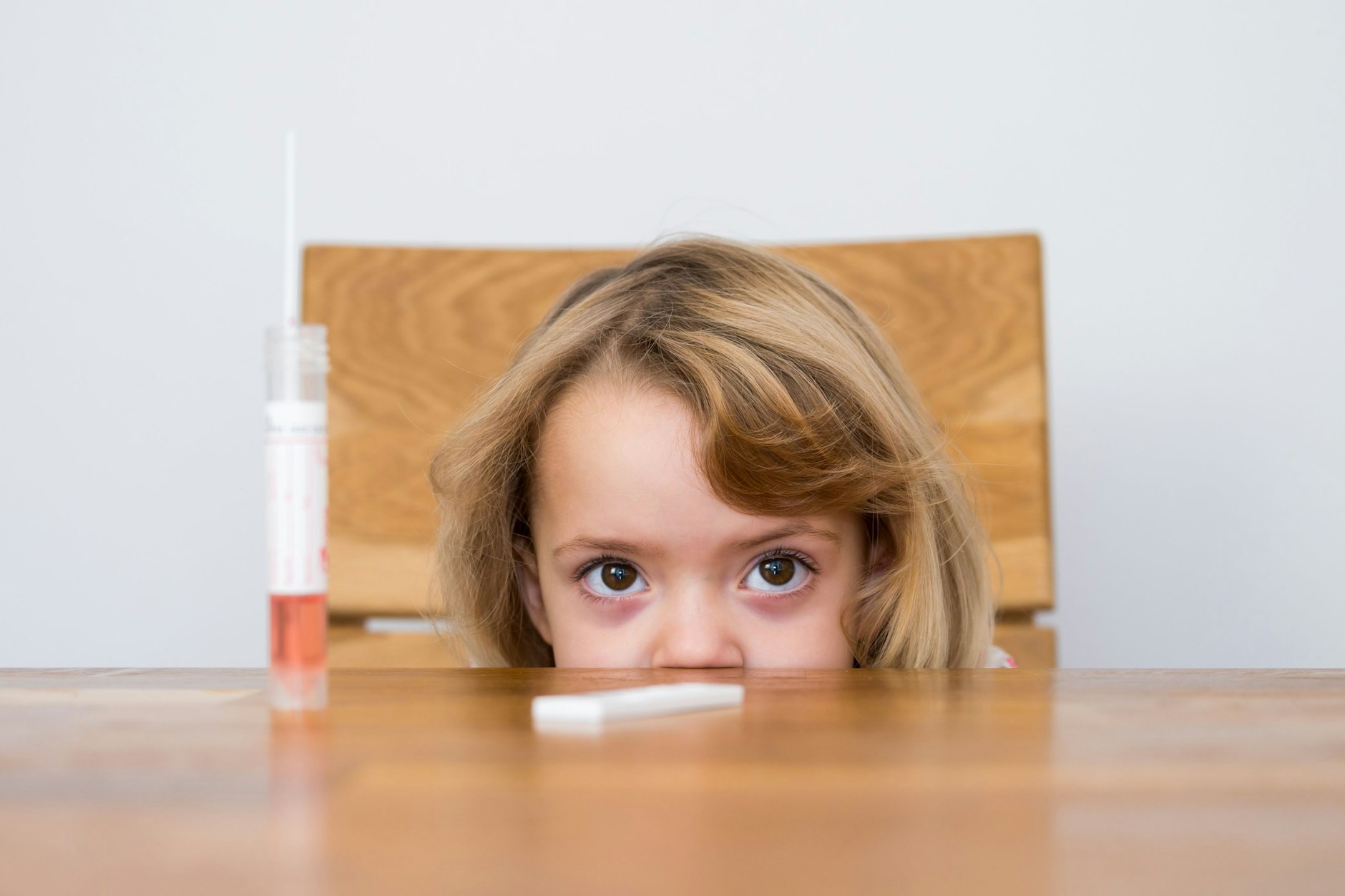 Kind mit einem Coronatest: Heute wird nicht mehr die gesamte Klasse in Quarantäne geschickt, wenn ein Kind erkrankt.