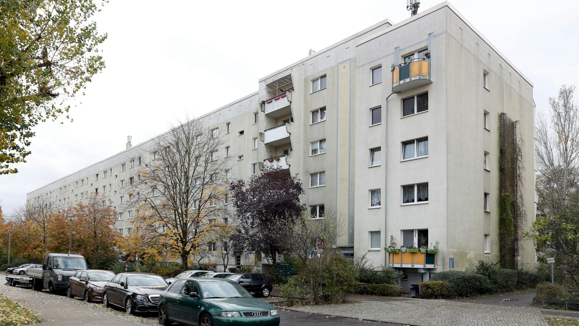 Die Bewohner des Hauses in der Köthener Straße 4 in Marzahn leben seit drei Monaten ohne Aufzug. Weil viele davon auf einen Rollstuhl angewiesen sind, haben sie seitdem keine Chance, aus dem Haus zu kommen.