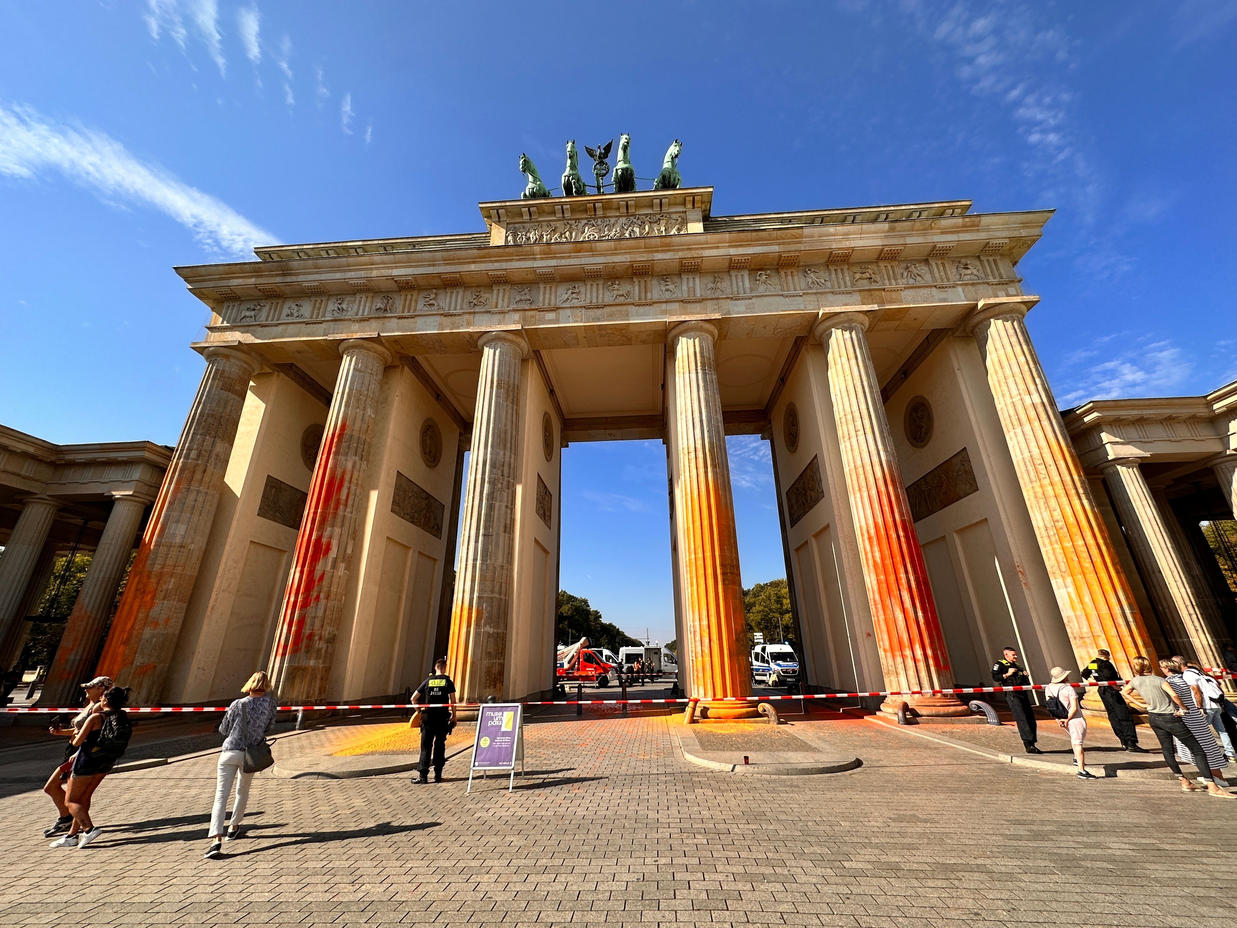 Unfassbar! Klimakleber haben das Brandenburger Tor WIEDER beschmiert