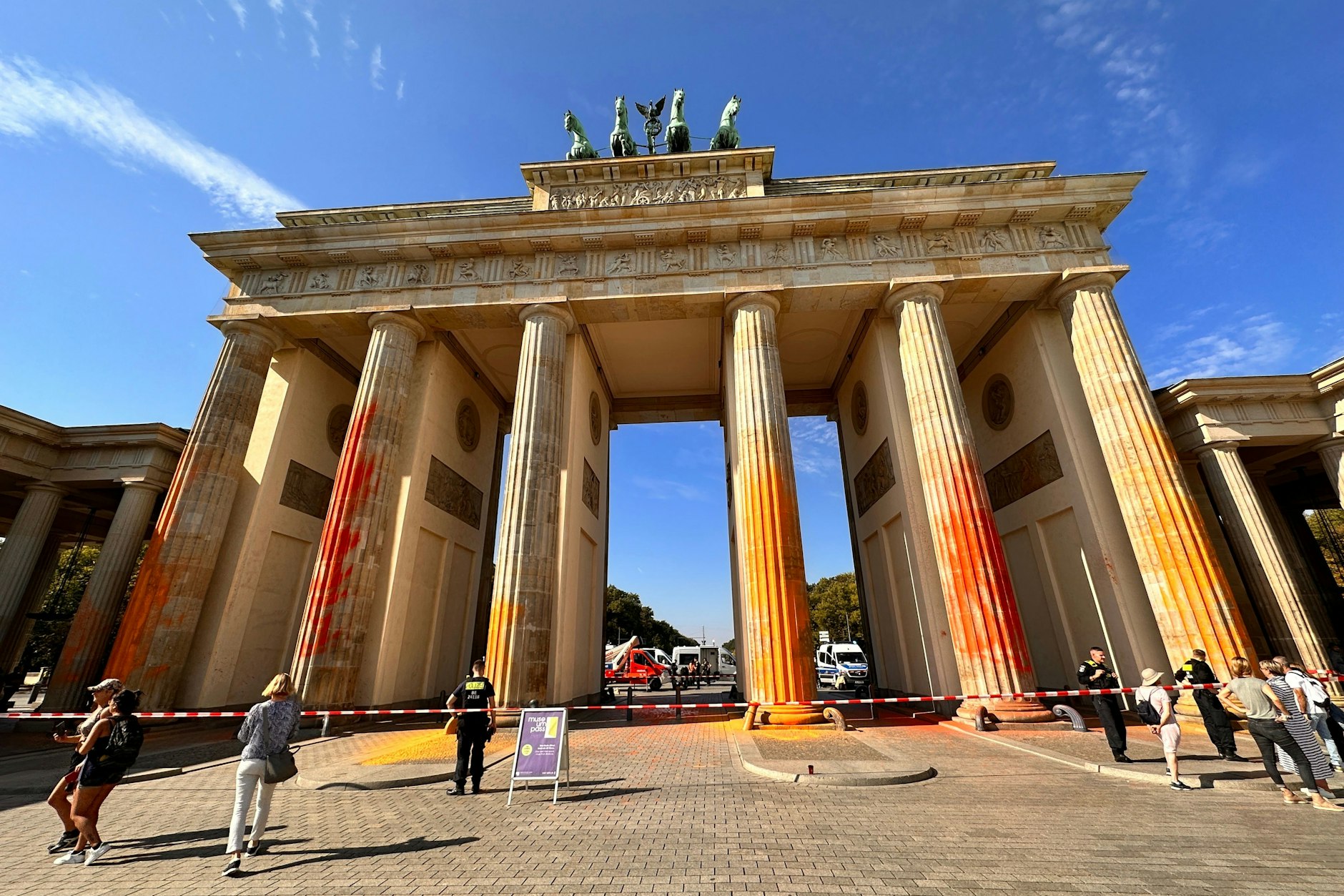Mitglieder der Klimaschutzgruppe Letzte Generation haben das Brandenburger Tor in Berlin wieder mit oranger Farbe beschmiert. So sah es im September aus.