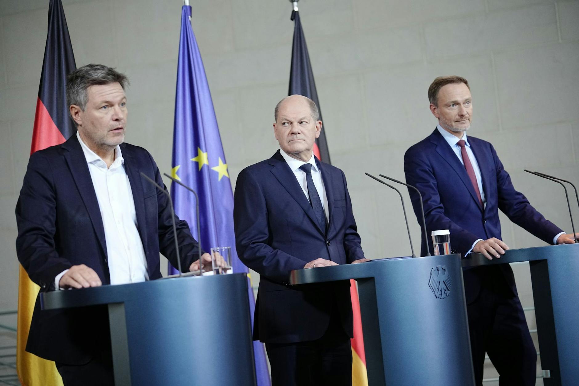 Finanzminister Christian Lindner (r.), Kanzler Olaf Scholz (M.) und Wirtschaftsminister bei einer gemeinsamen Pressekonferenz.