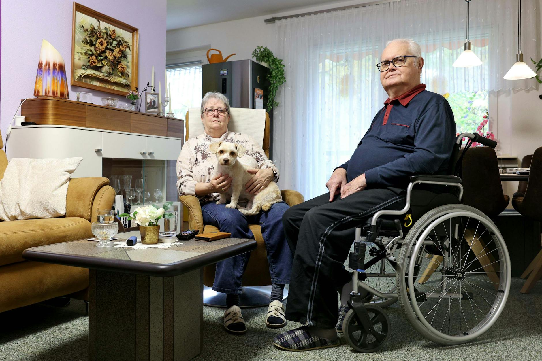 Rainer Glaser (73) seine Frau Anita (72). Die 72-Jährige braucht einen Rollator, aber wenigstens kann sie noch einkaufen gehen. 