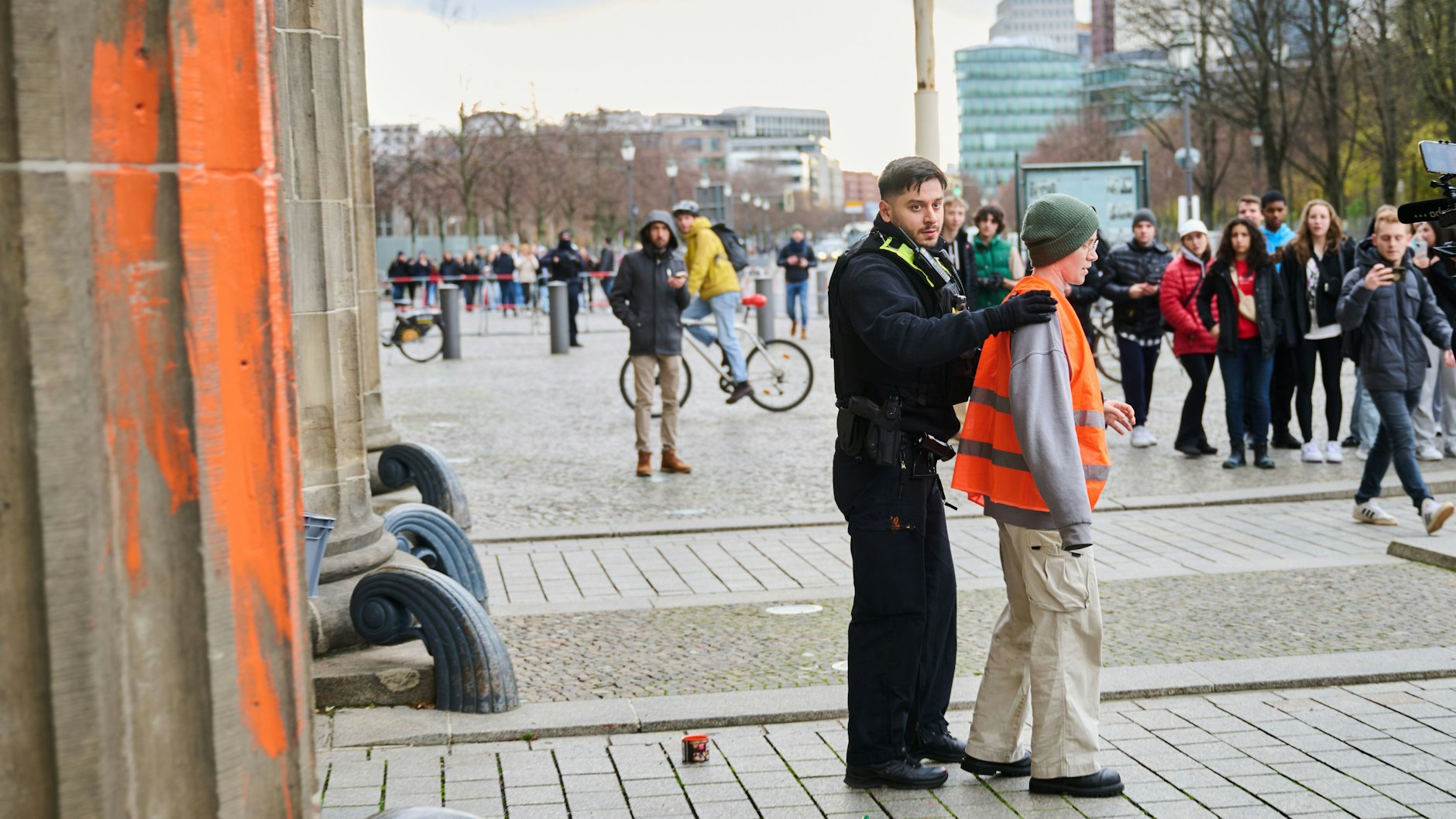 Regina Stephan wurde kurz nach der Aktion am Donnerstagnachmittag von der Polizei in Gewahrsam genommen.