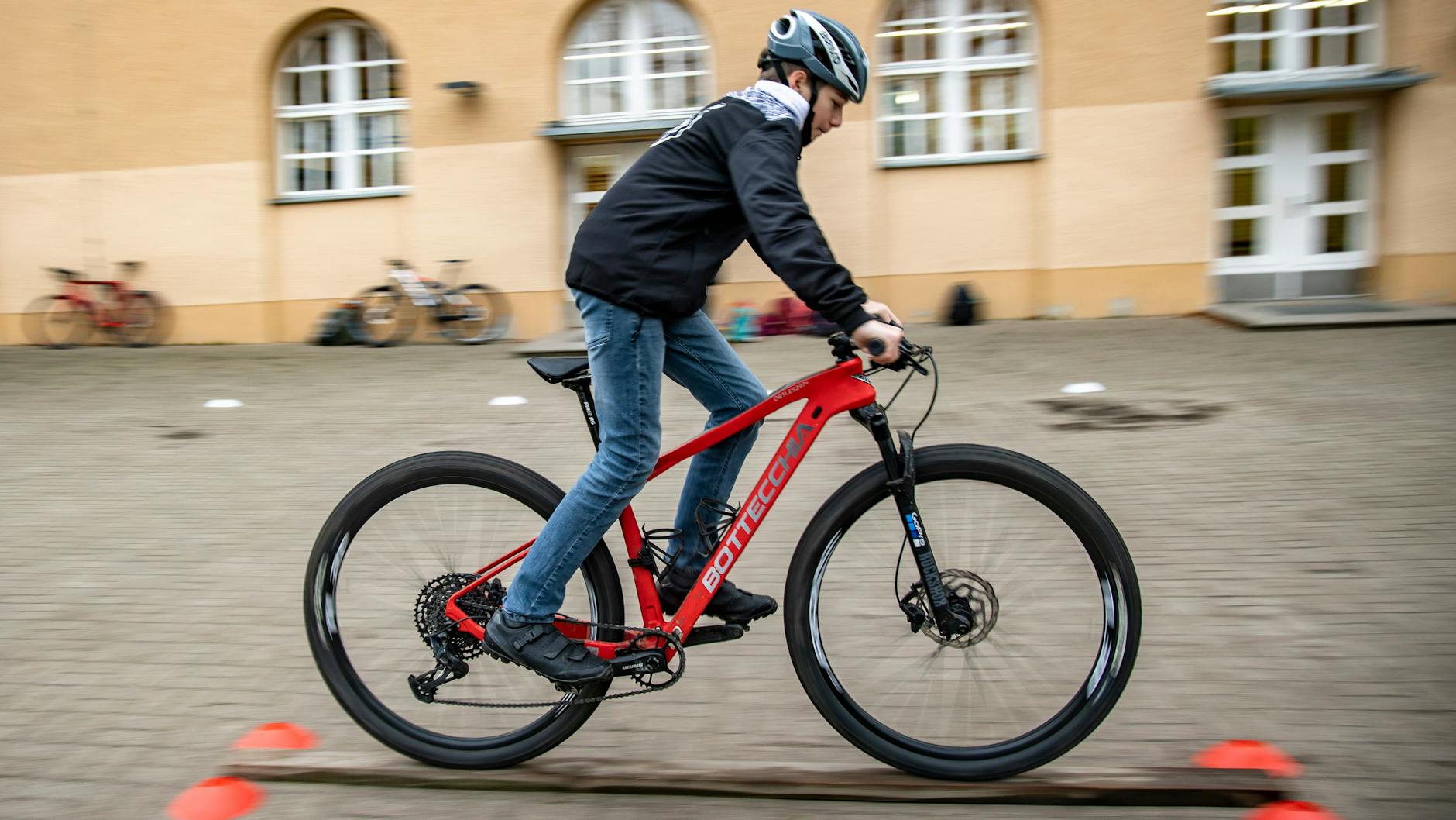 Hans-Günter Päskes Sohn Julius geht zwar nicht auf die Obersee-Grundschule, nimmt aber, wann immer er kann, am Unterricht teil – auch er hat die BikeFit-Ausbildung schon absolviert, darf aber als Teenager noch nicht unterrichten.