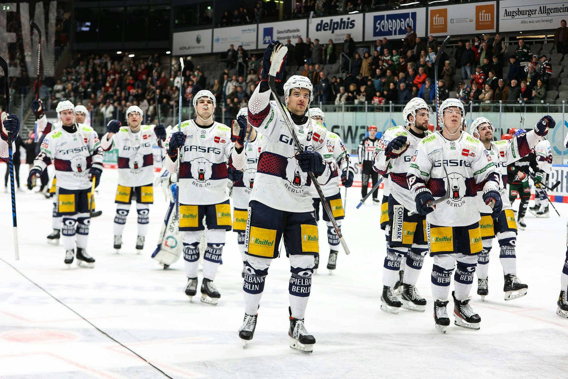 Die Spieler der Eisbären bedanken sich bei den mitgereisten Fans nach dem Sieg in Augsburg.&nbsp;