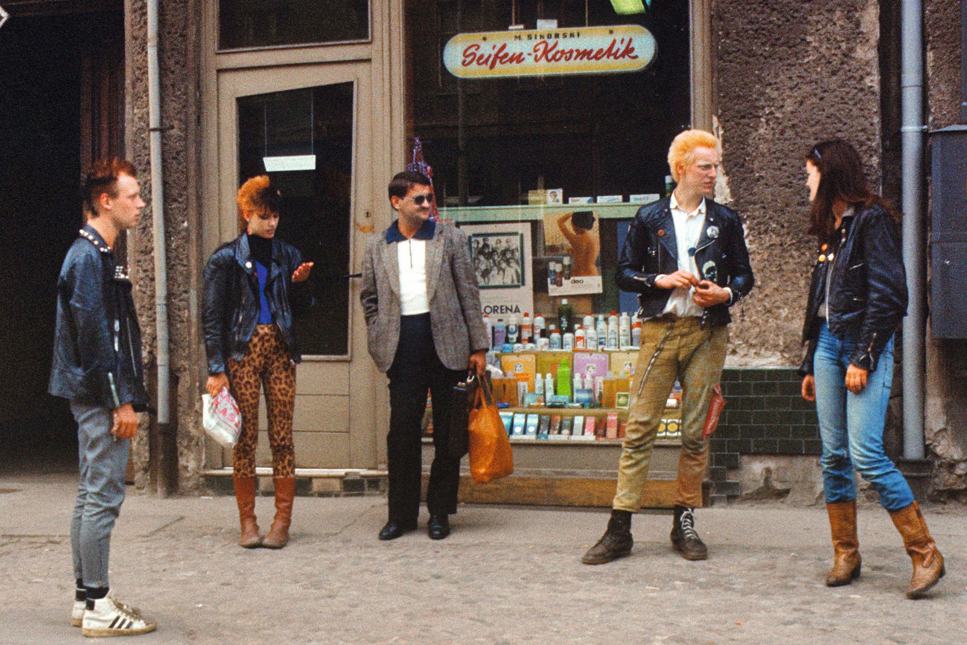 Coole Truppe! Diese Kunden warten 1985 vor einer DDR-Drogerie auf Einlass.