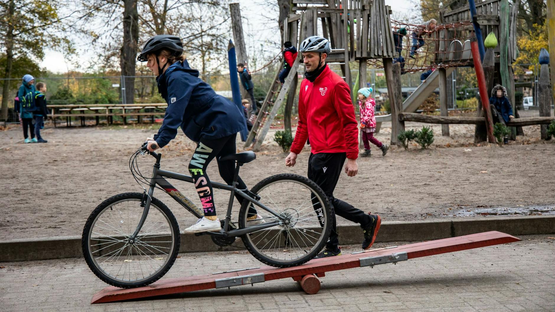 Ronny Grähn-Böttcher bringt den Kids auch bei, wie man problemlos über eine Wippe fahren kann.