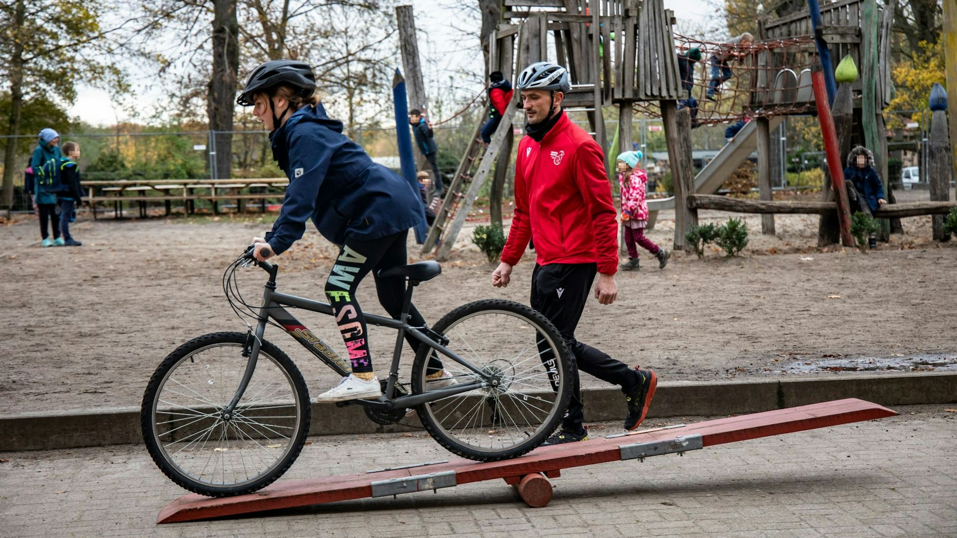 Ronny Grähn-Böttcher bringt den Kids auch bei, wie man problemlos über eine Wippe fahren kann.