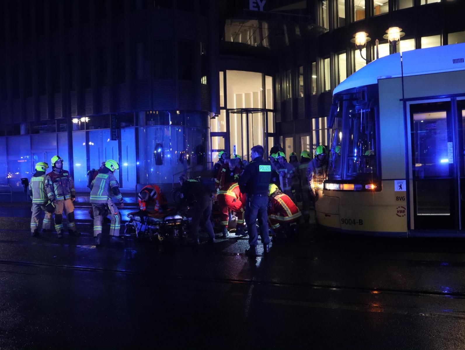 Horror-Unfall auf der Friedrichstraße: Mann von Straßenbahn erfasst!