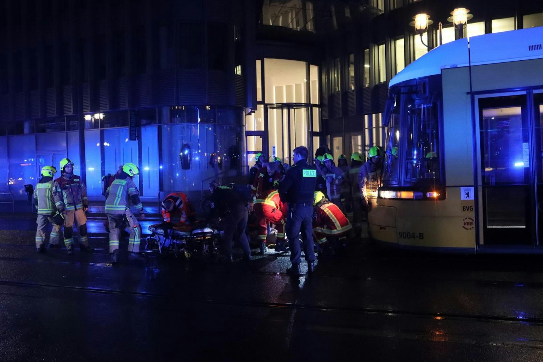 Eine Straßenbahn erfasste einen Fußgänger in der Nacht in der Friedrichstraße.