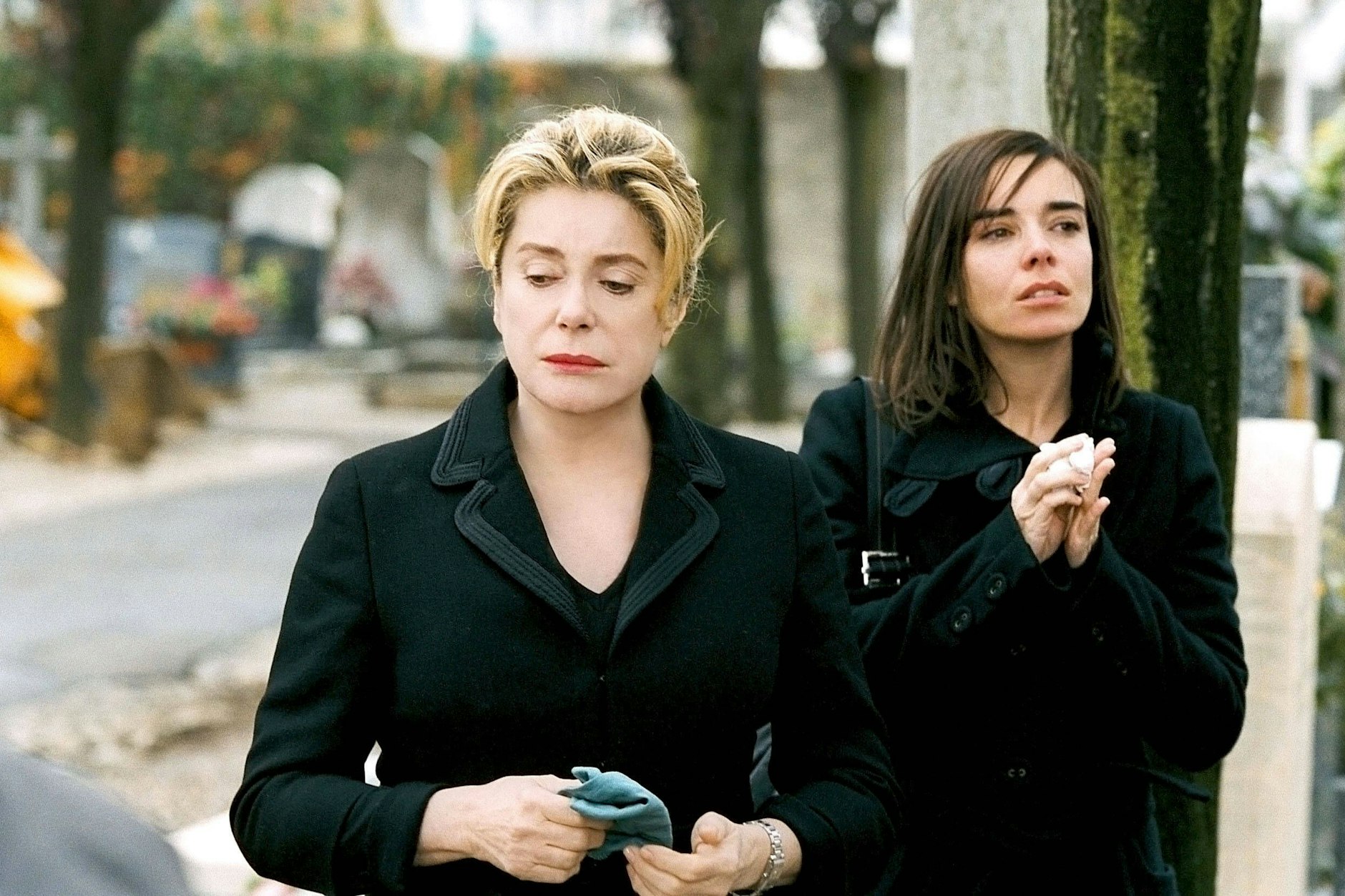 Szene aus dem Film „Der Tag, der alles veränderte“. Catherine Deneuve und Elodie Bouchez tragen in ihren Rollen bei einer Beerdigung klassisches Schwarz. Damit liegt man bei der Trauerkleidung immer richtig.