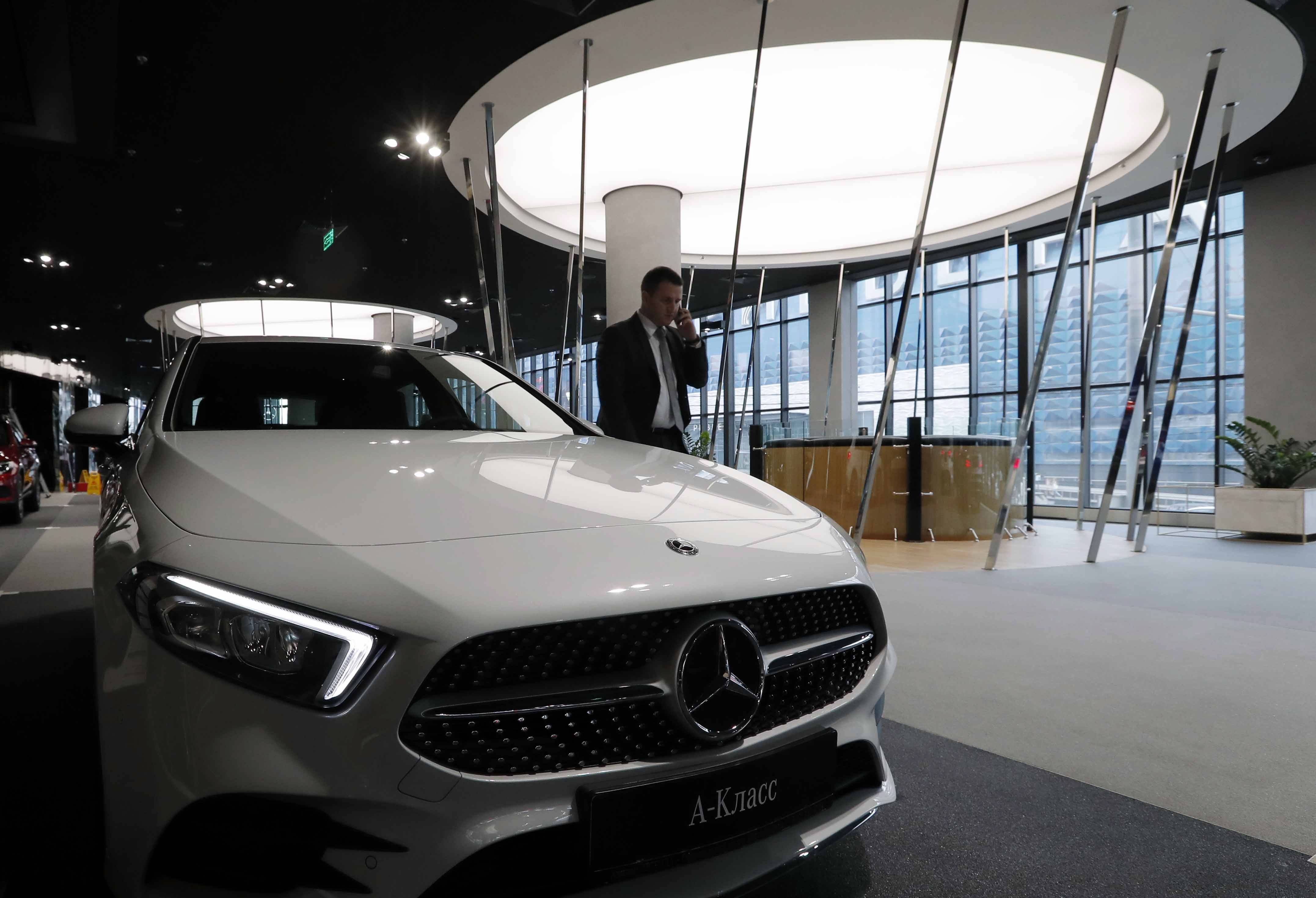 Russen beschweren sich nach Sanktionen über deutsche Autos: „Stehen nutzlos in Garagen rum“