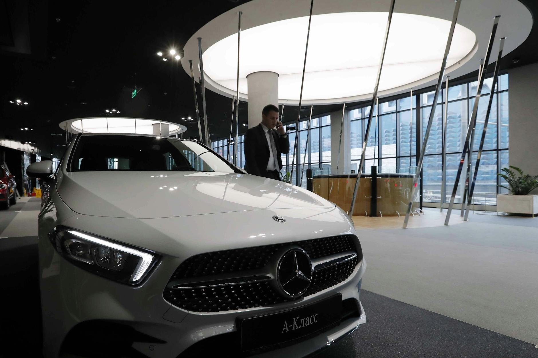 Russische Autohändler verkaufen Mercedes-Autos, die über Drittländer importiert wurden. Allerdings können diese Wagen nicht problemlos gewartet werden.