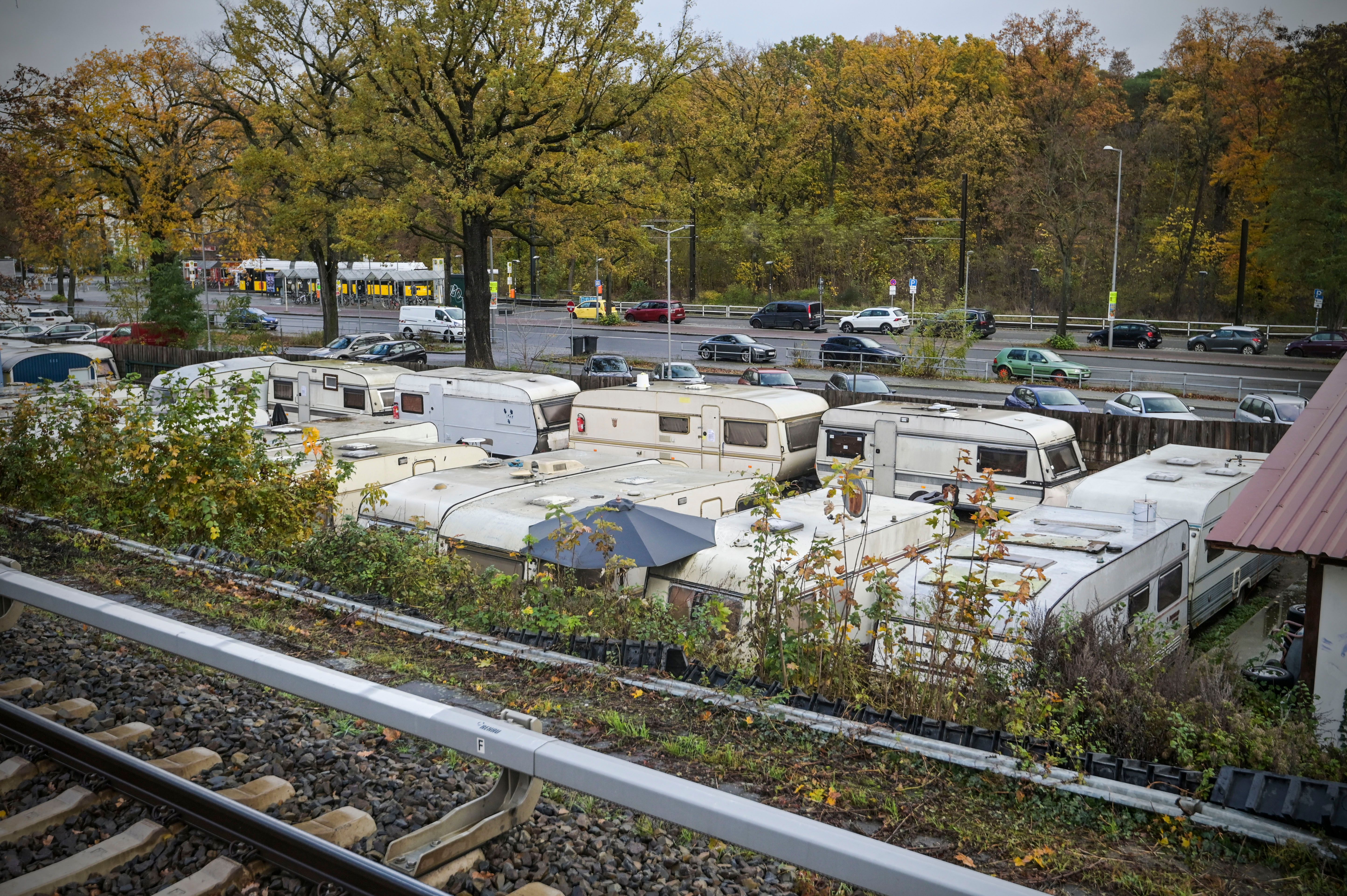 Illegaler Trailerpark in Berlin: Bezirk Treptow-Köpenick macht Elendsquartier am Bahnhof Grünau dicht