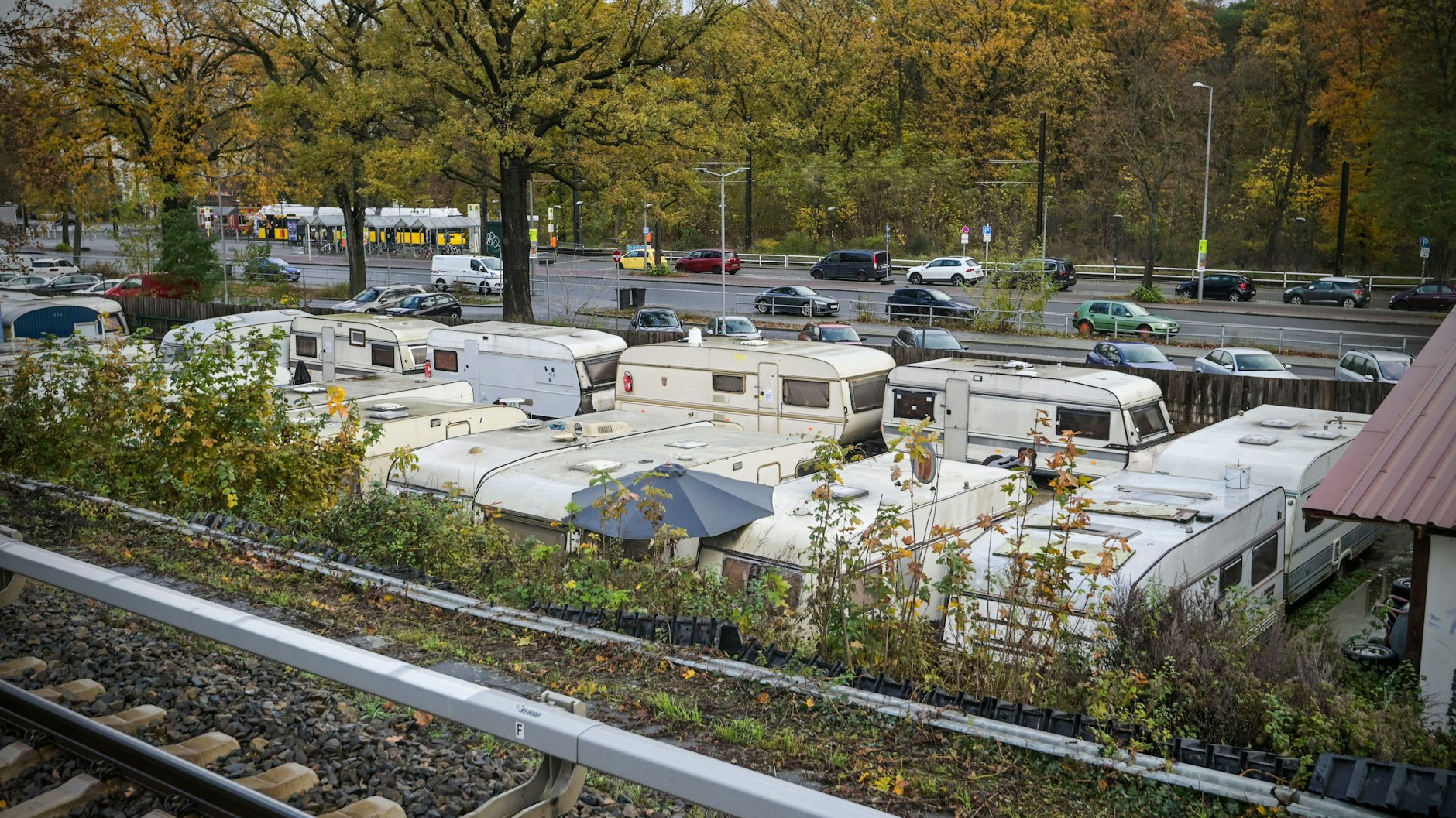 Illegaler Trailerpark in Berlin: Bezirk Treptow-Köpenick macht Elendsquartier am Bahnhof Grünau dicht