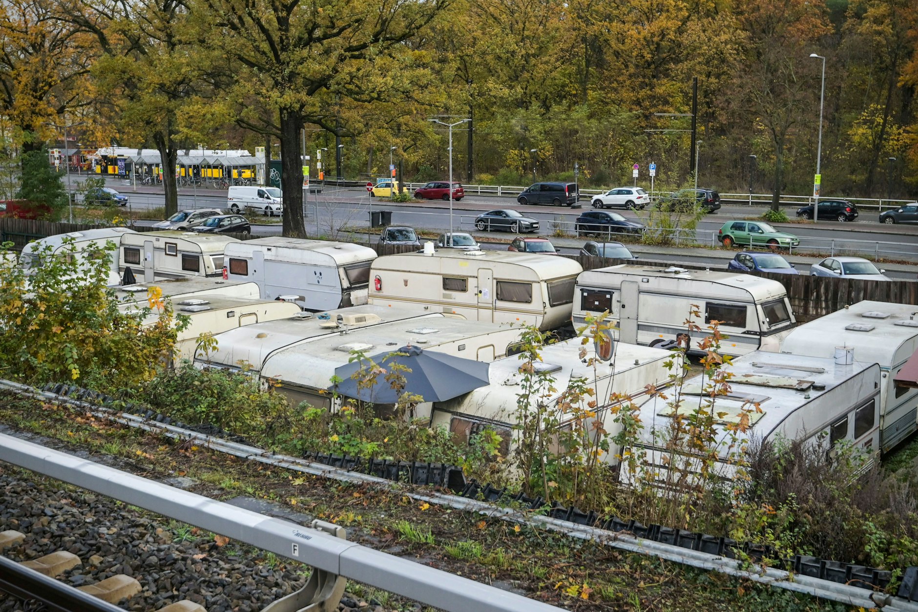 Hier wohnen Menschen: Seit Jahren stehen am S-Bahnhof Grünau die Wohnwagen dicht an dicht.