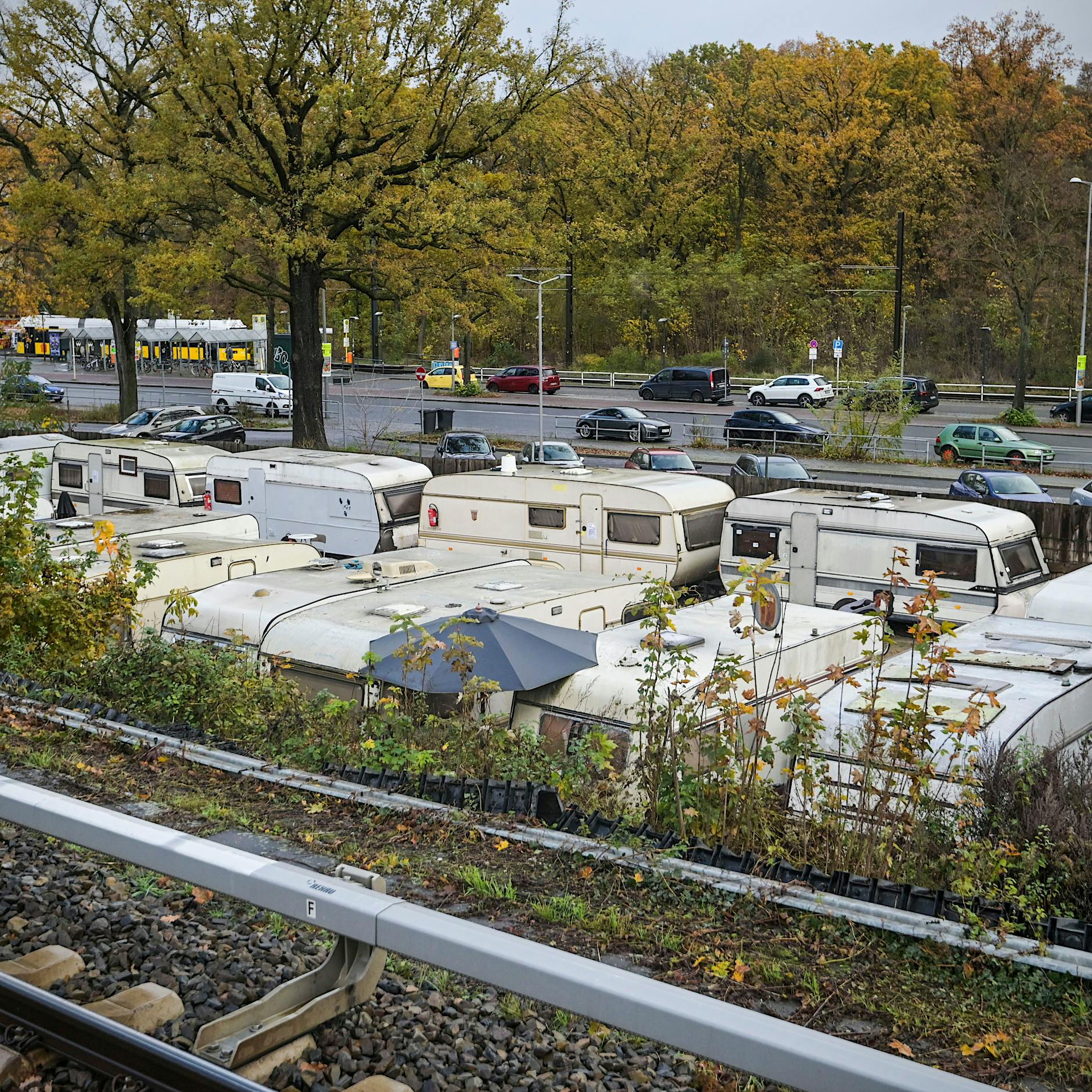 Illegaler Trailerpark in Berlin: Bezirk Treptow-Köpenick macht Elendsquartier am Bahnhof Grünau dicht