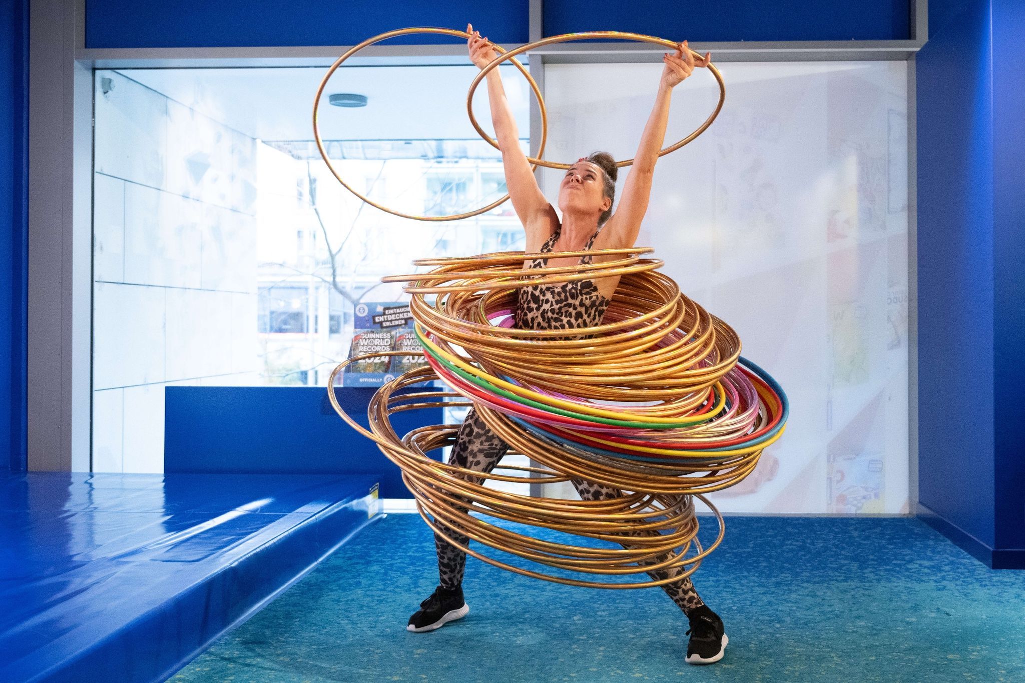 Hula Hoop mit mehr als 80 Reifen: Berlinerin Dunja Kuhn stellt neuen Weltrekord auf