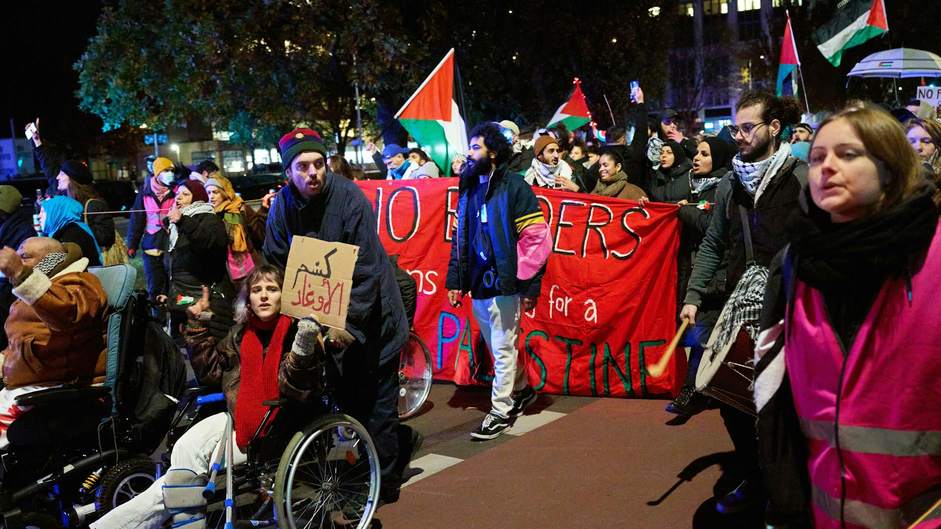 Zahlreiche Menschen nehmen mit Palästina-Flaggen und Transparenten an einer propalästinensischen Demonstration in Berlin-Kreuzberg teil. 