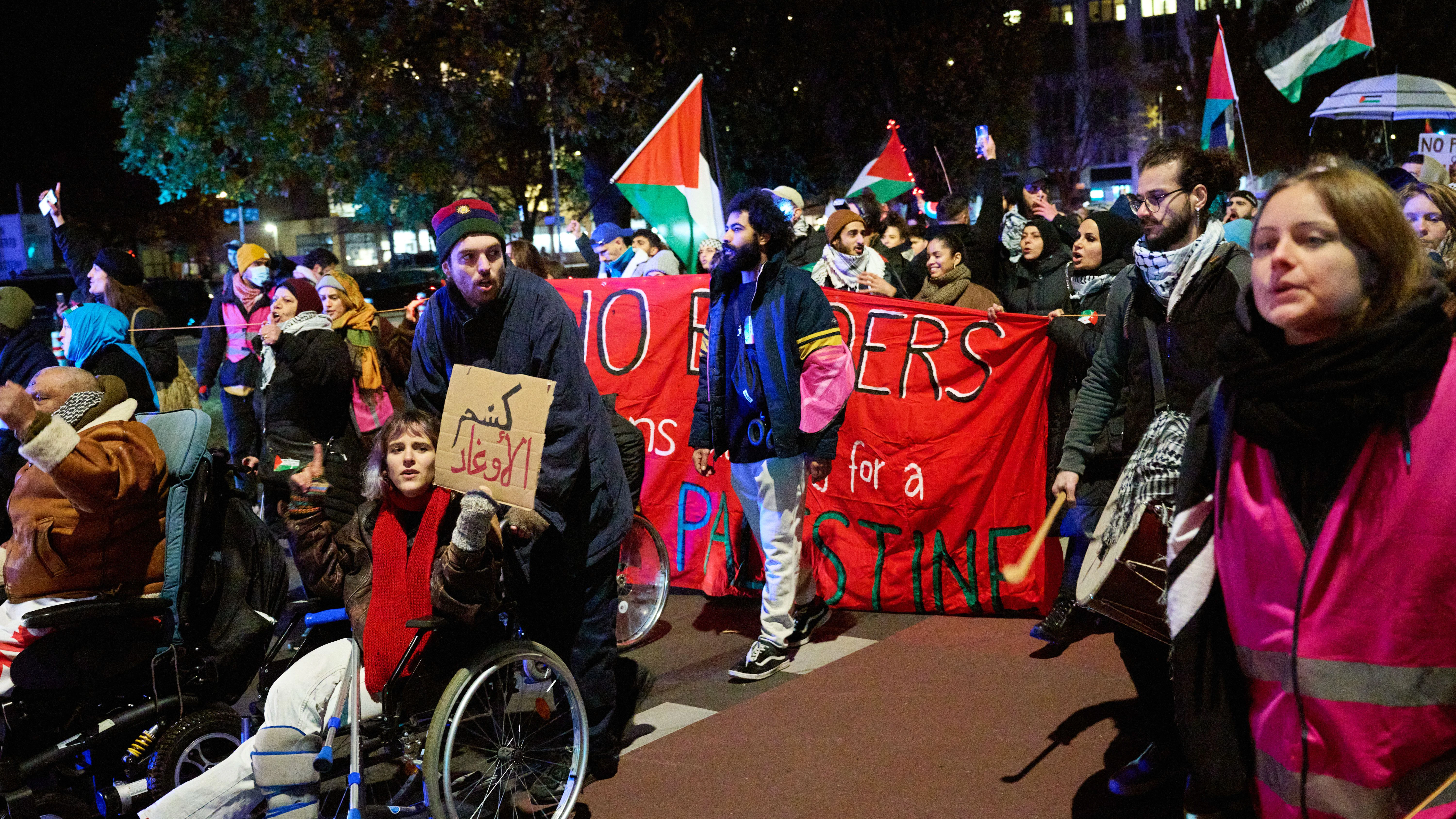 Zahlreiche Menschen nehmen mit Palästina-Flaggen und Transparenten an einer propalästinensischen Demonstration in Berlin-Kreuzberg teil.&nbsp;