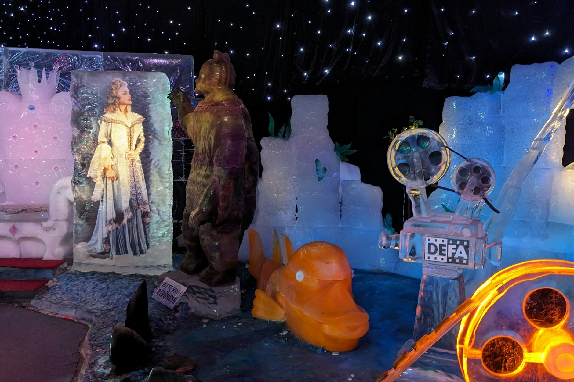 Anfassen ist nicht erlaubt: eine Szene des singenden, klingenden Bäumchens in der Eiswelt.