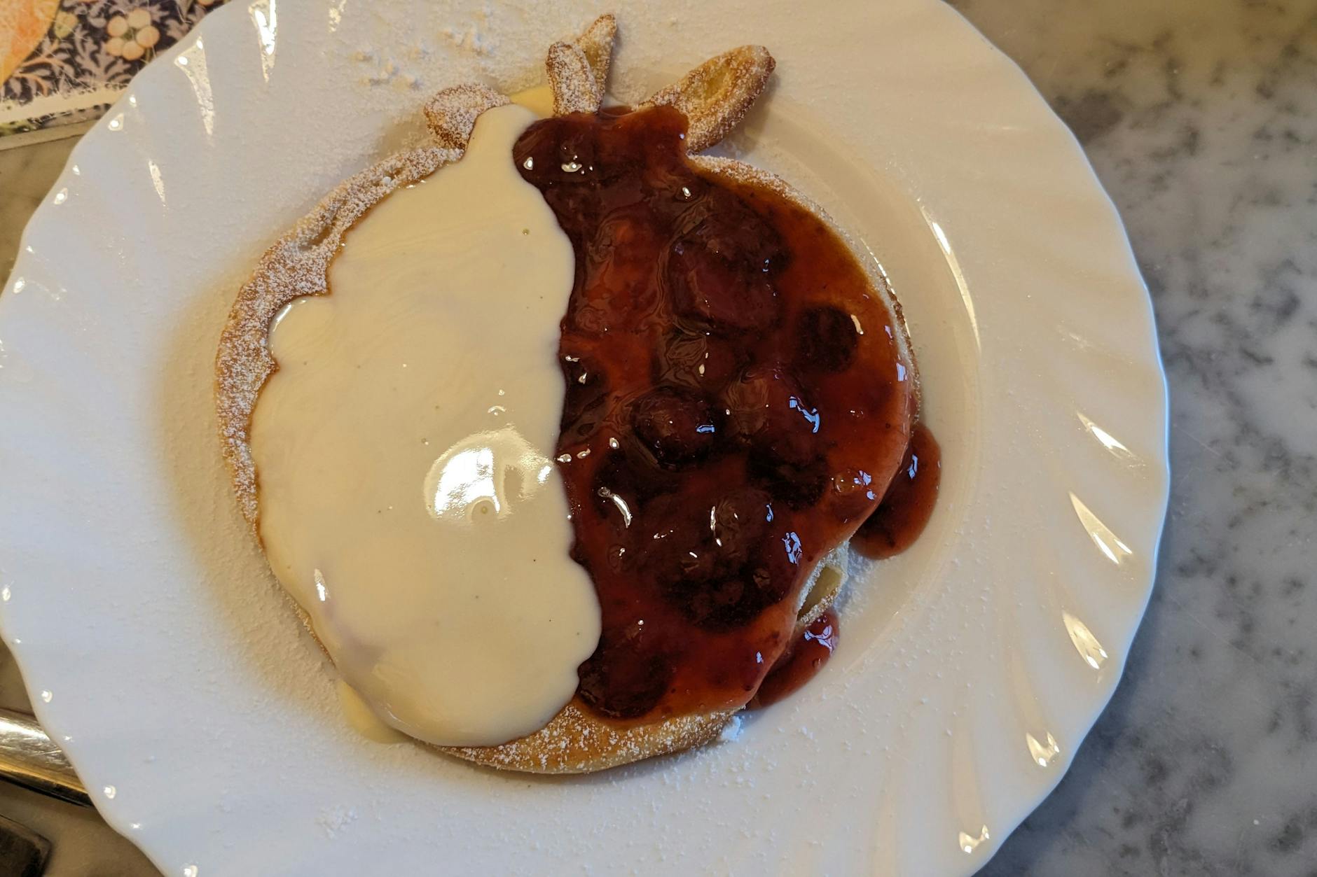 Ausgesprochen lecker: die erdbeerförmige Waffel mit Erdbeergrütze und Vanillesoße