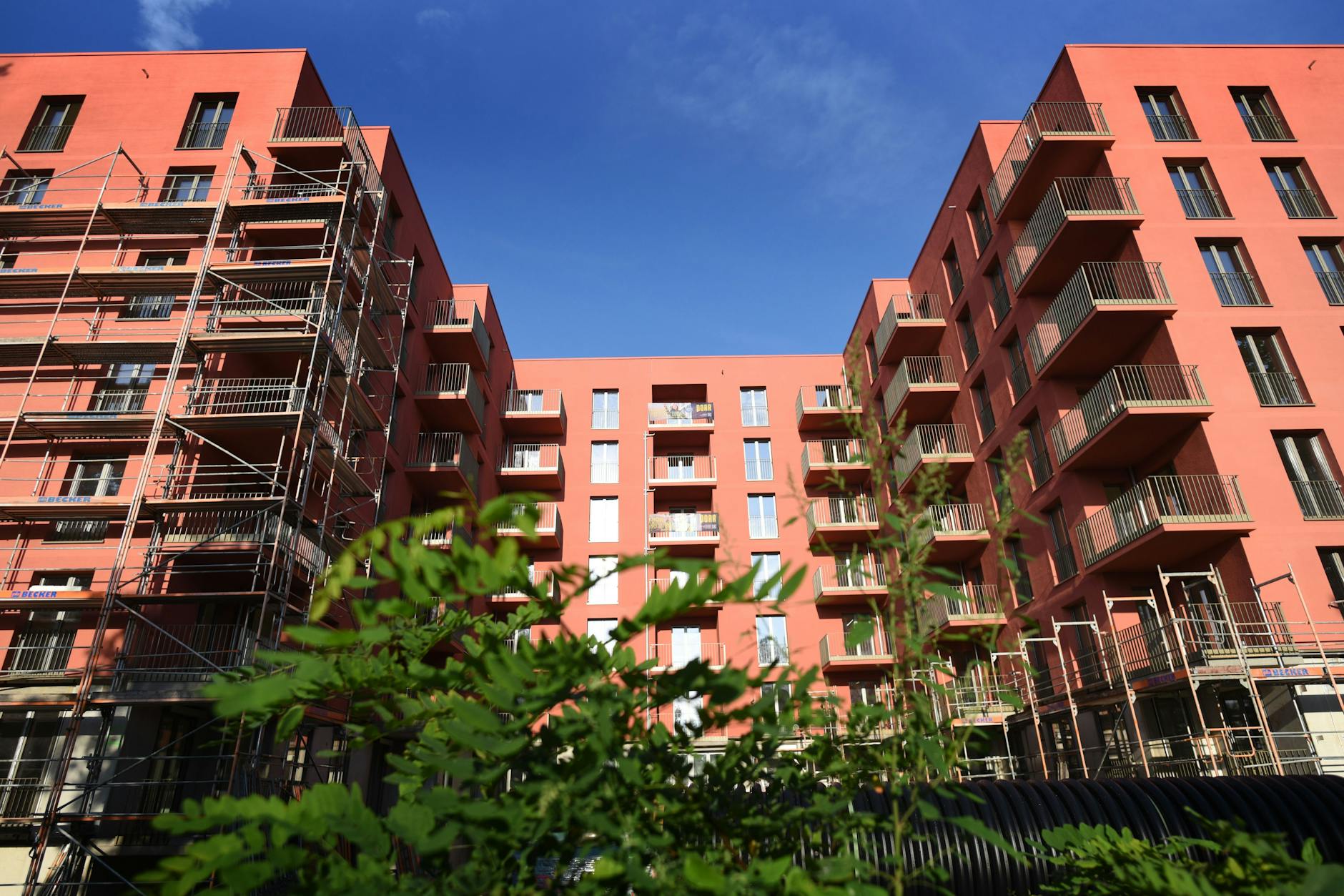 Rund um den Rummelsburger See wird viel gebaut, wie hier An der Mole. Die Infrastruktur kommt nicht hinterher. Ein Schulneubau verzögert sich erheblich.