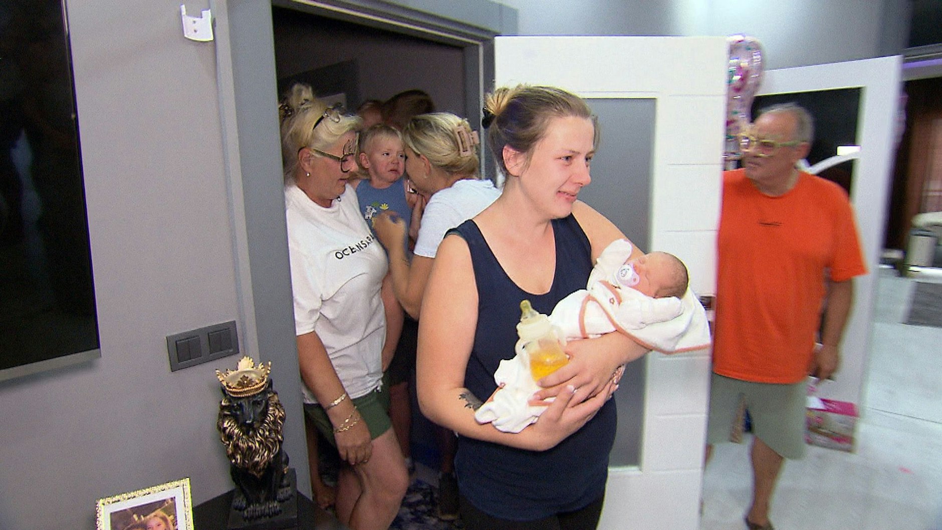 Sarafina freut sich riesig über die Willkommens-Party für Baby Hope.