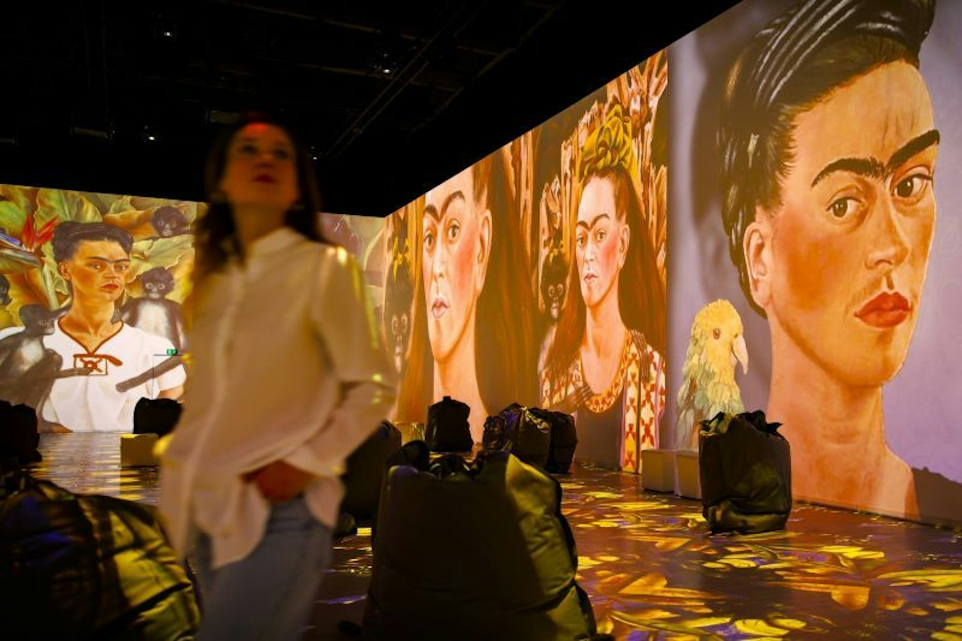 Frida Kahlo überall und überlebensgroß: die Multimediashow im Hauptsaal
